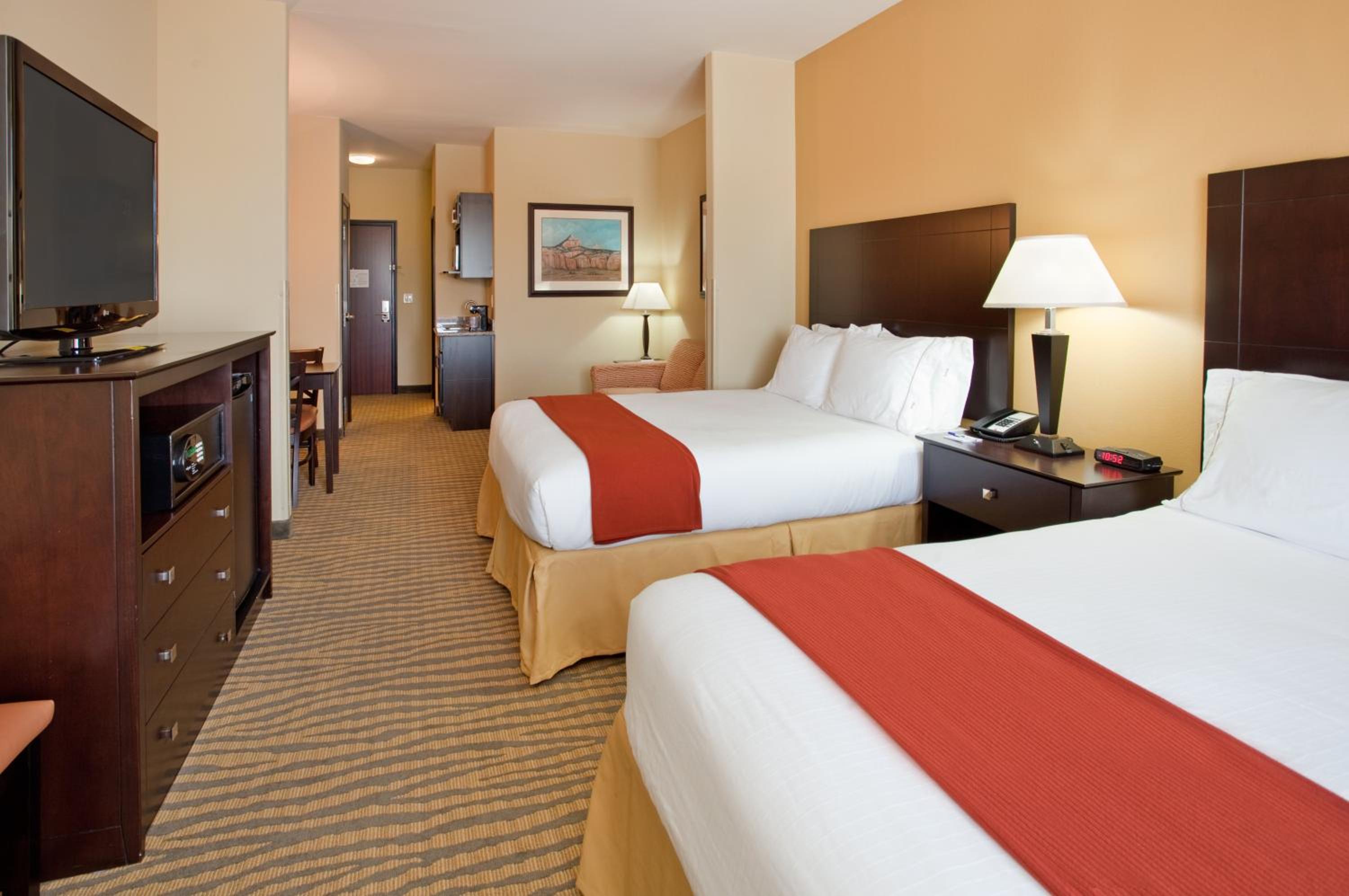 Suite with Two Queen Beds photo 1