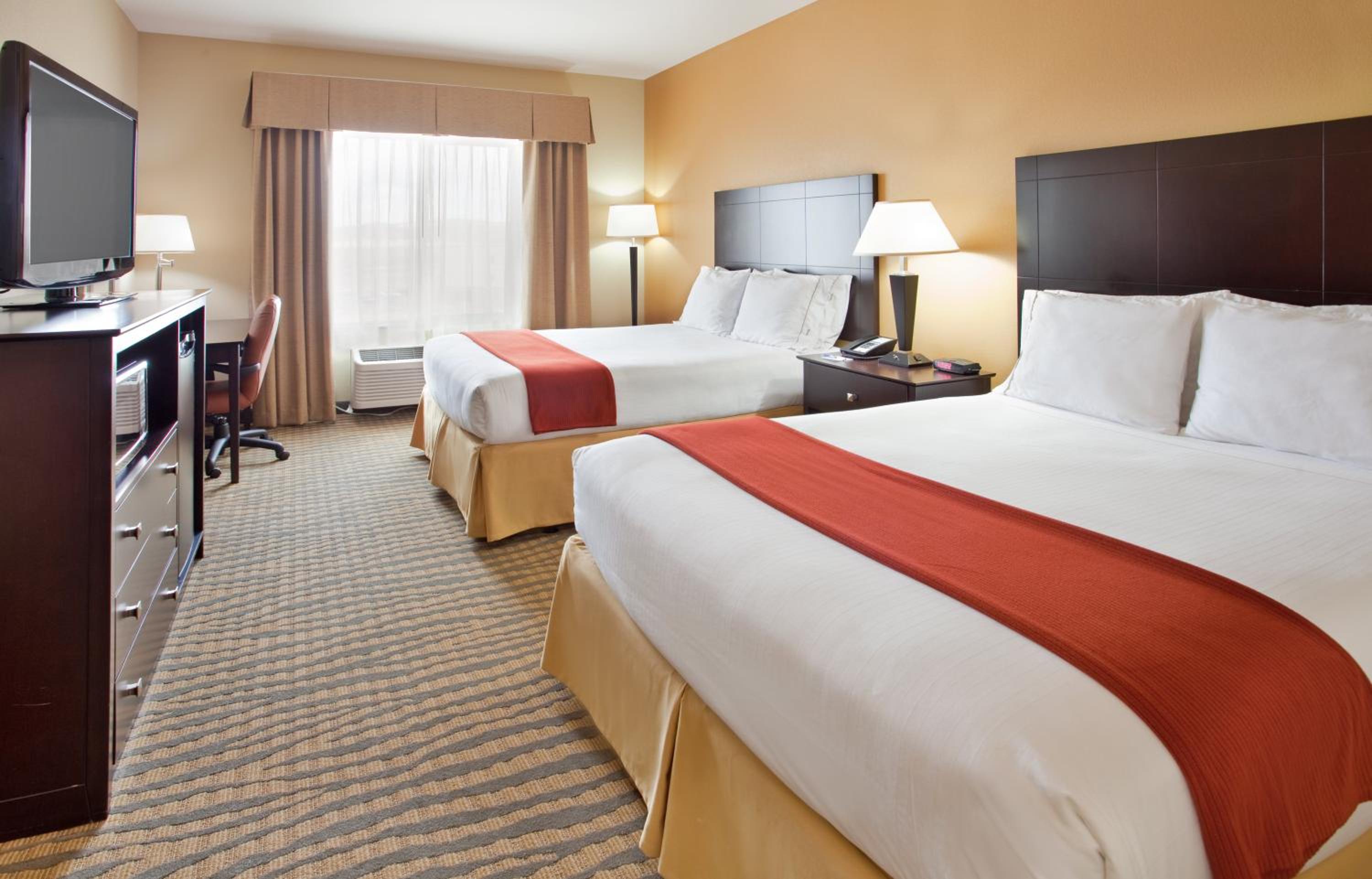 Standard Queen Room with Two Queen Beds photo 1