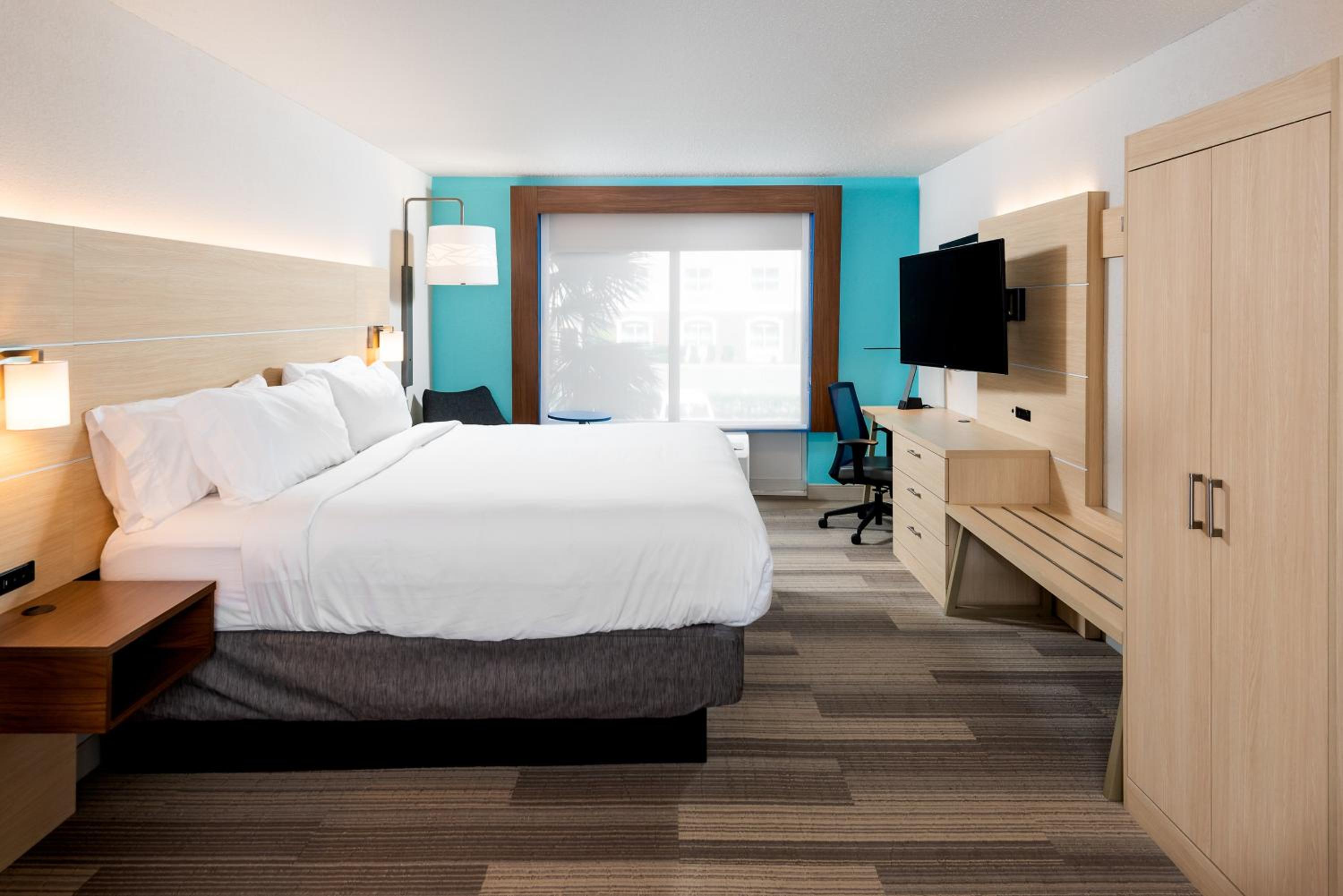 King Suite - Non-Smoking - Photo 2