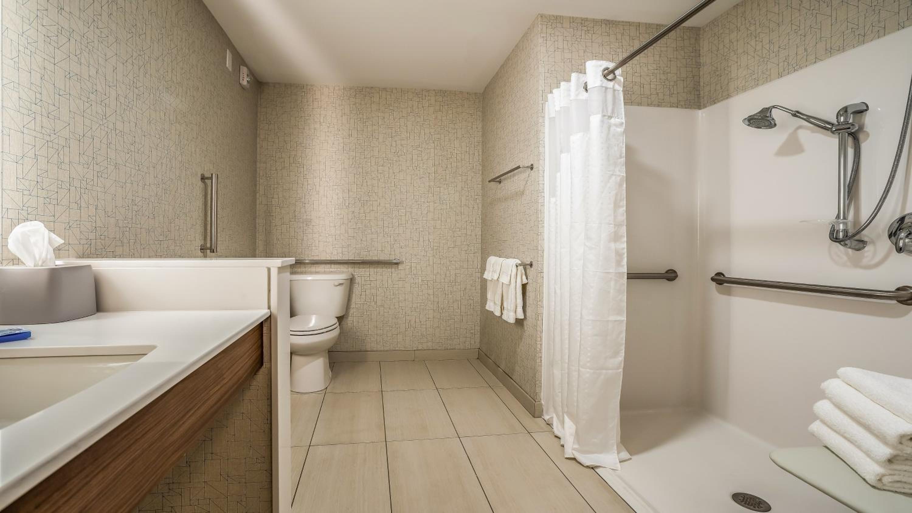 Standard Queen Room with Two Queen Beds and Roll-In Shower - Mobility Access photo 3