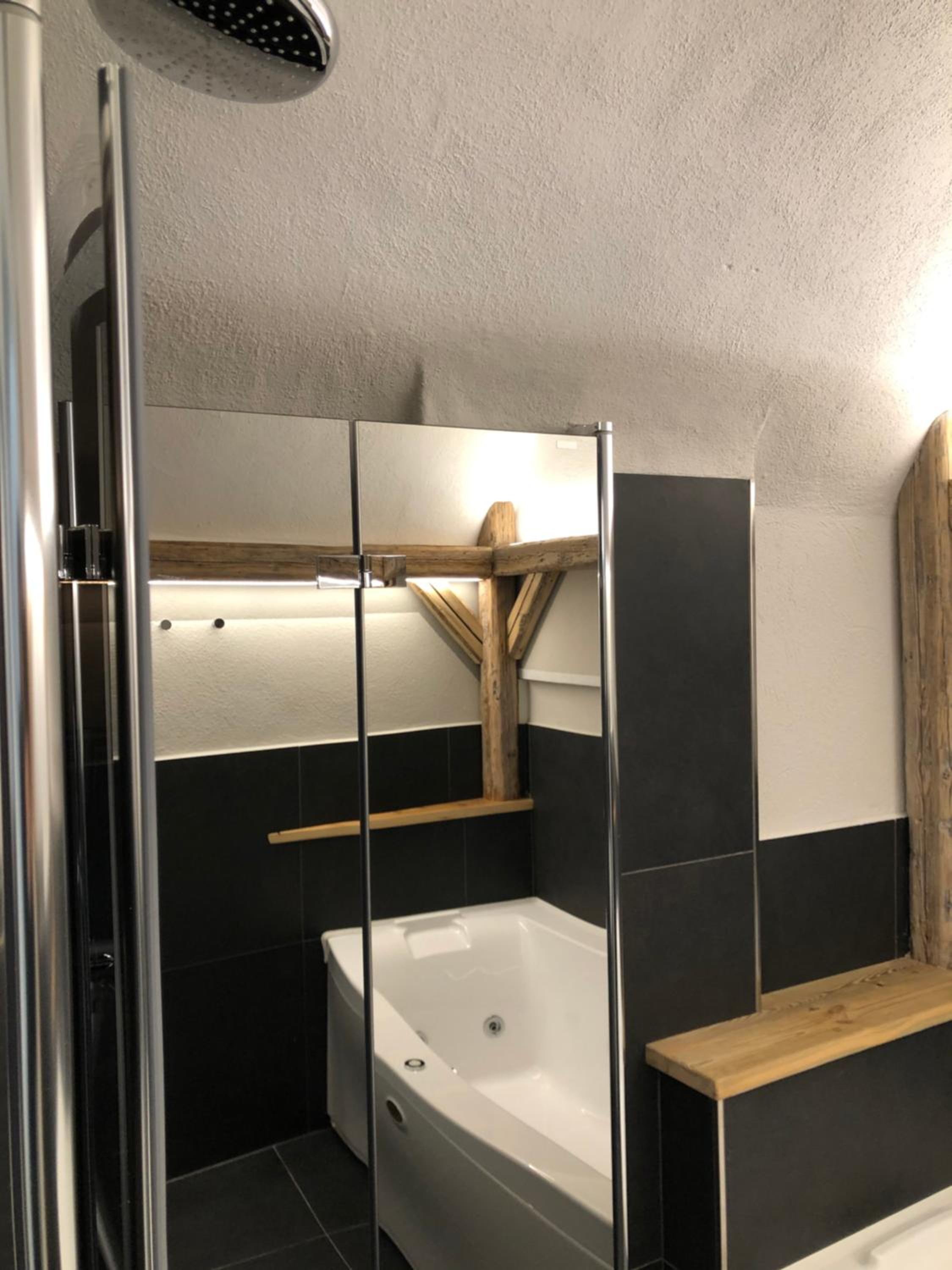Deluxe Double Room - Photo 11