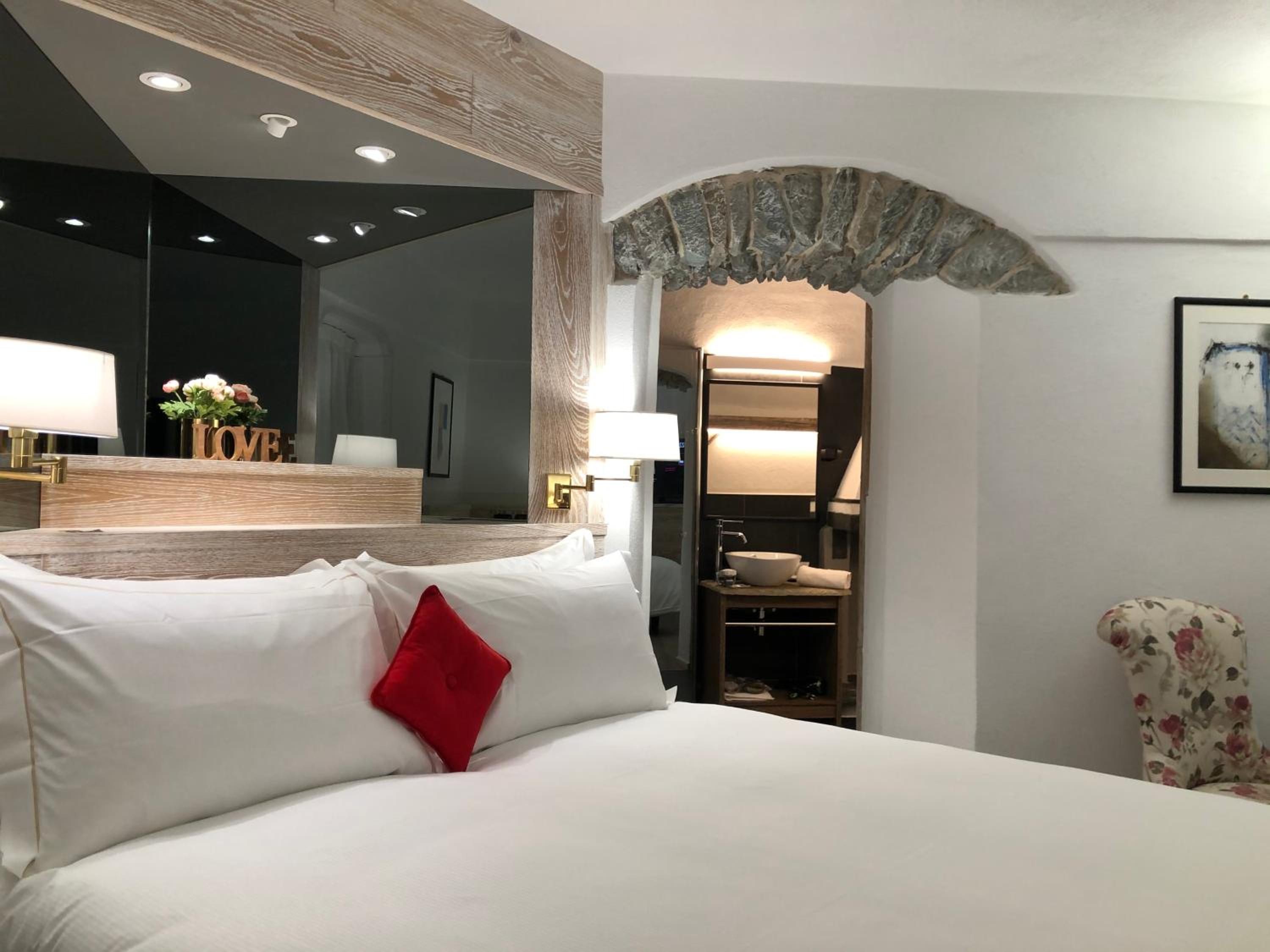 Deluxe Double Room - Photo 9