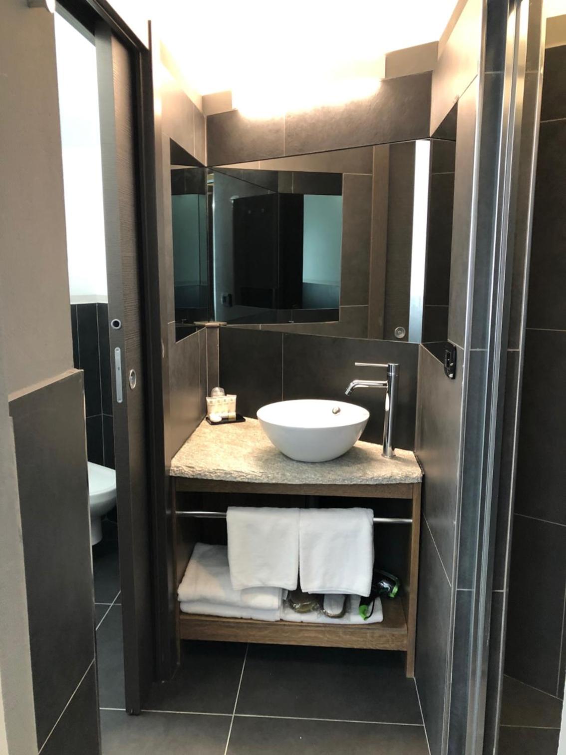 Deluxe Double Room - Photo 13