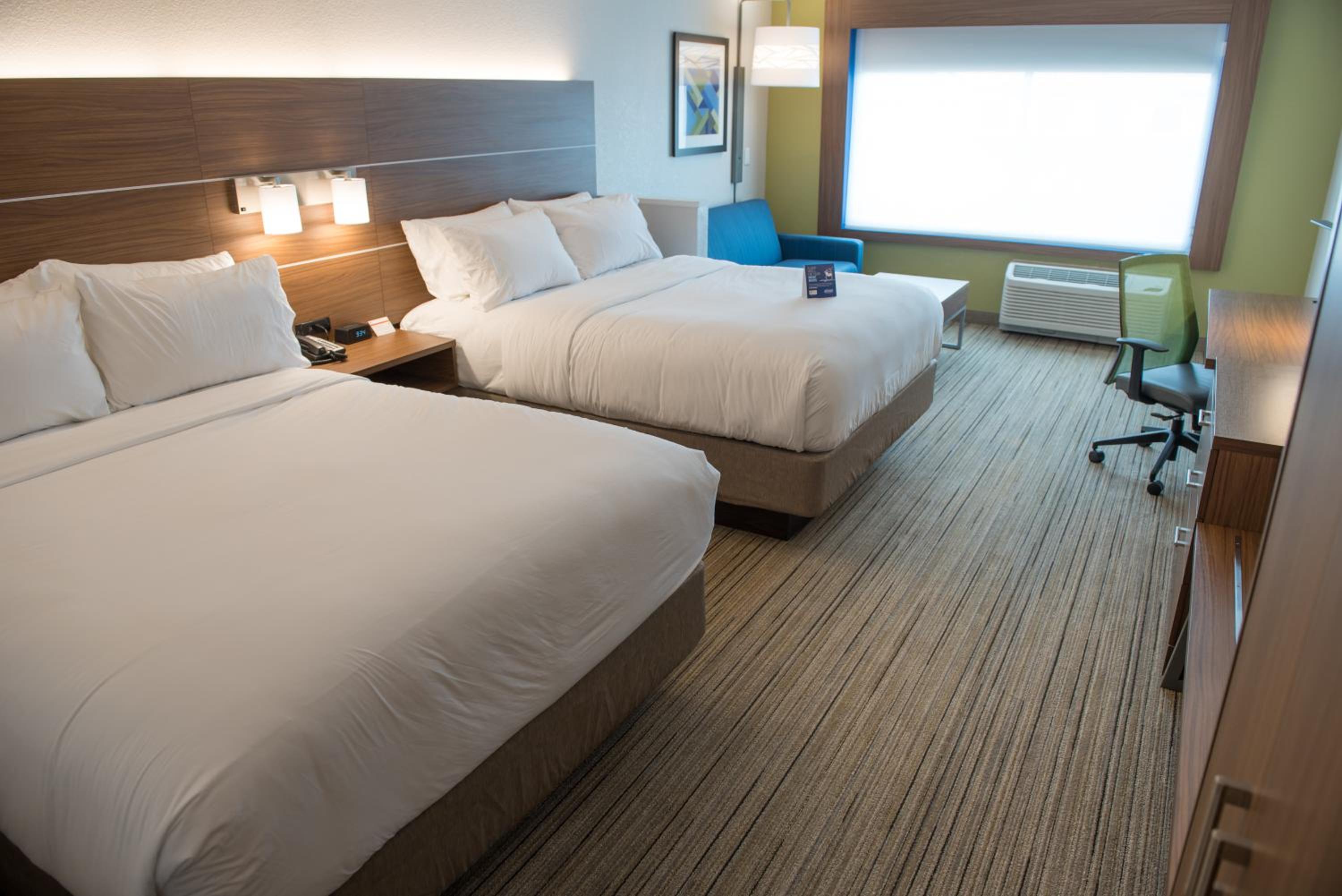 Queen Suite with Two Queen Beds and Sofa Bed - Photo 2