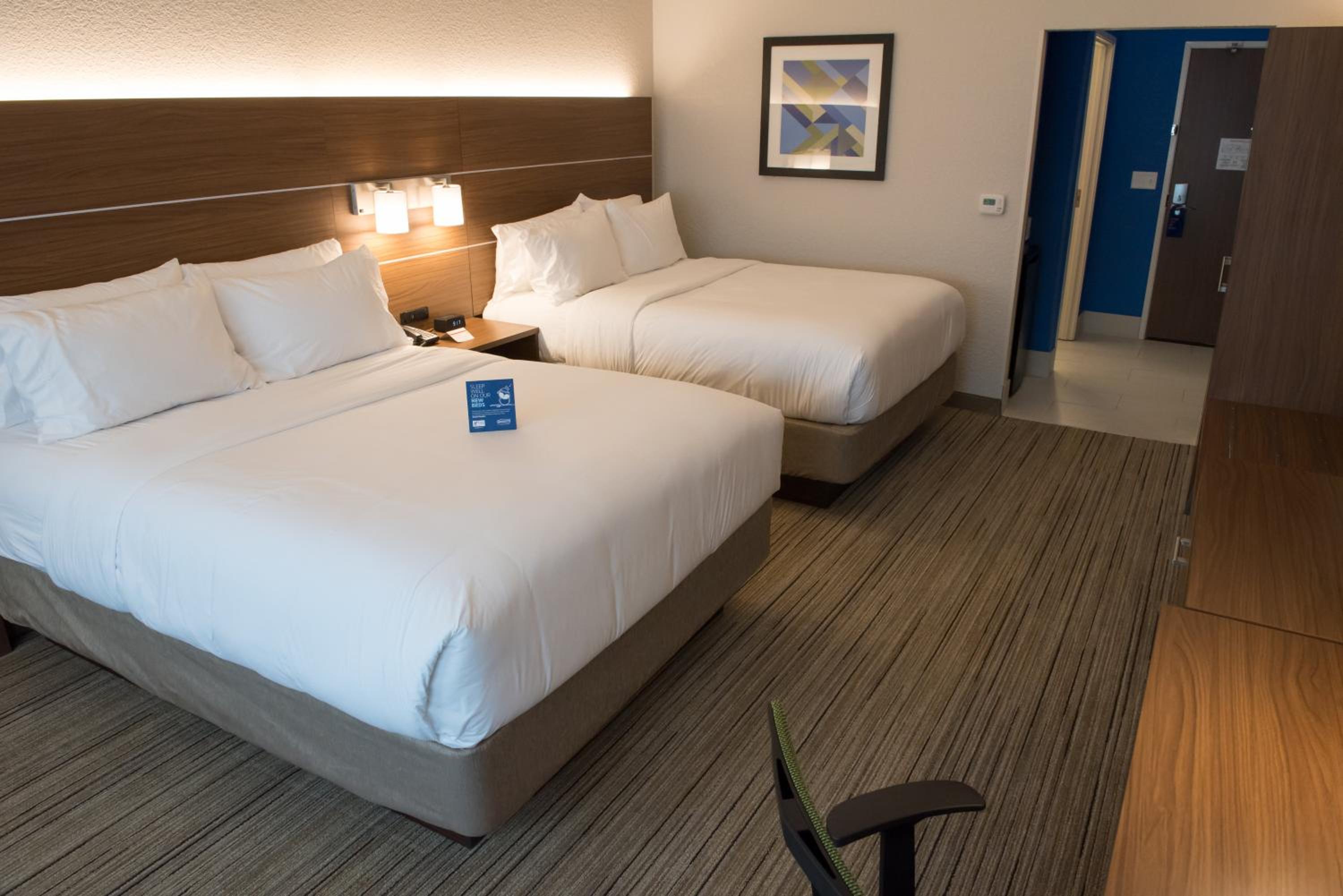 Standard Queen Room with Two Queen Beds - Photo 2
