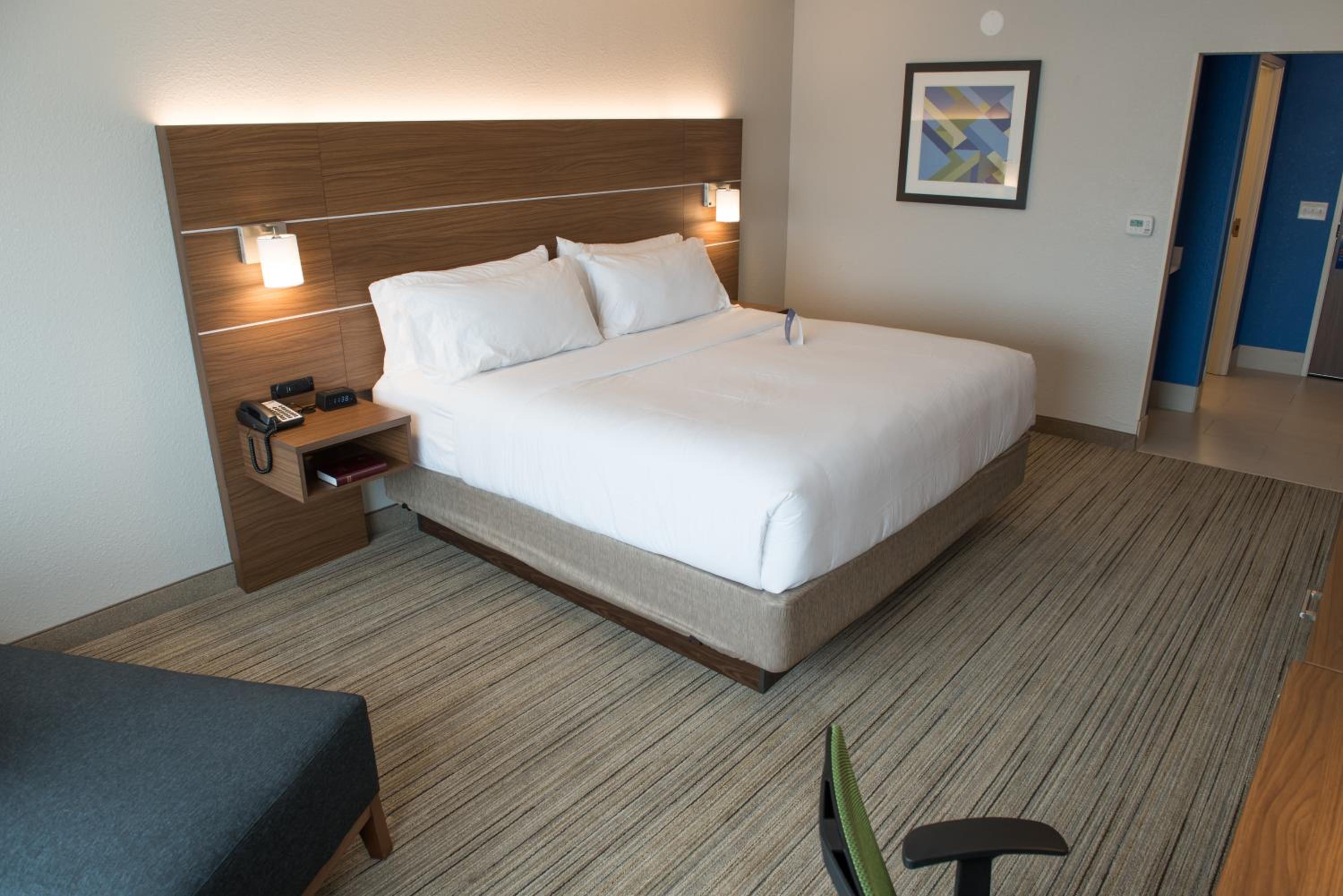 Standard King Room - Photo 5