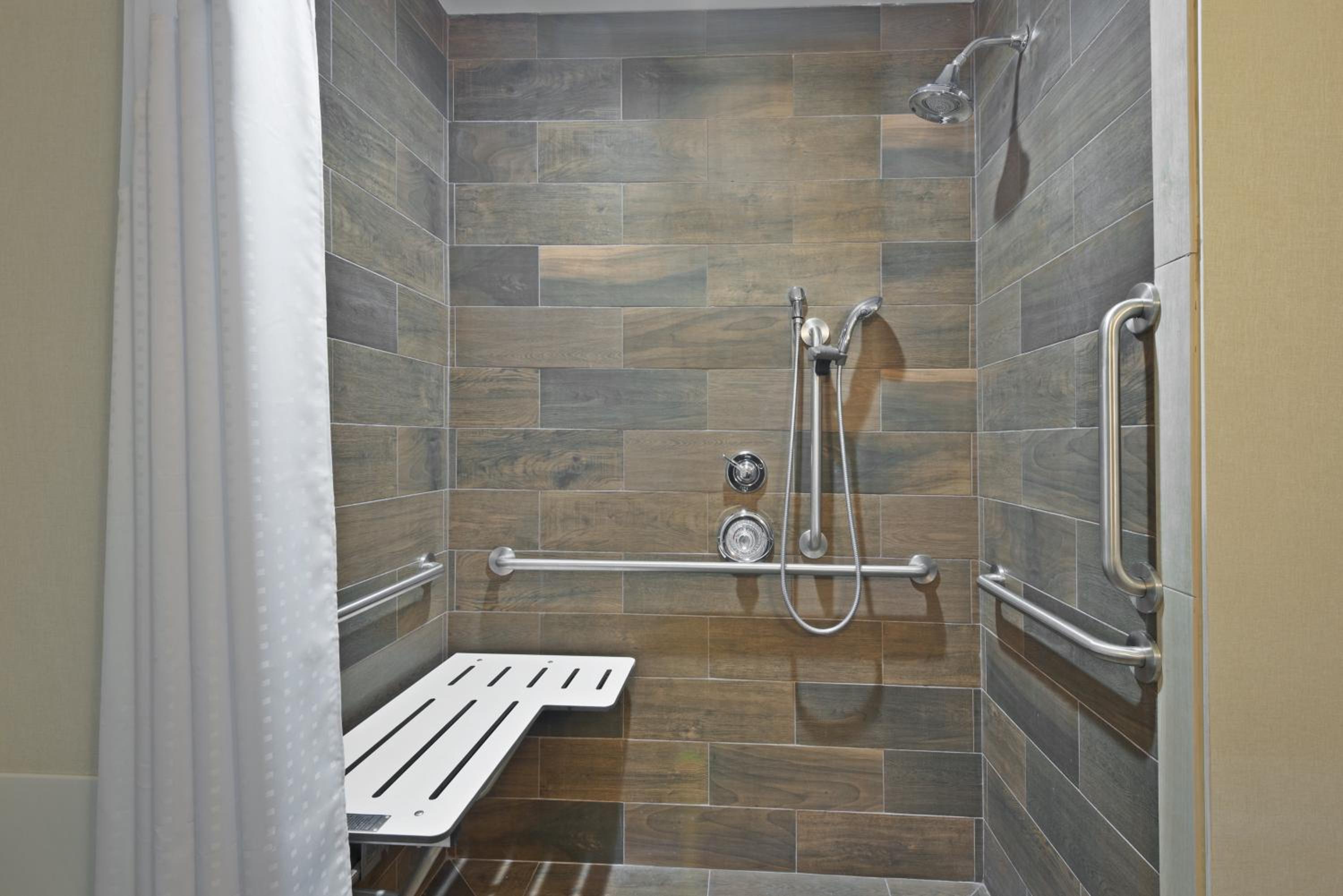 King Room with Hearing Accessible Roll In Shower - Non-Smoking photo 2