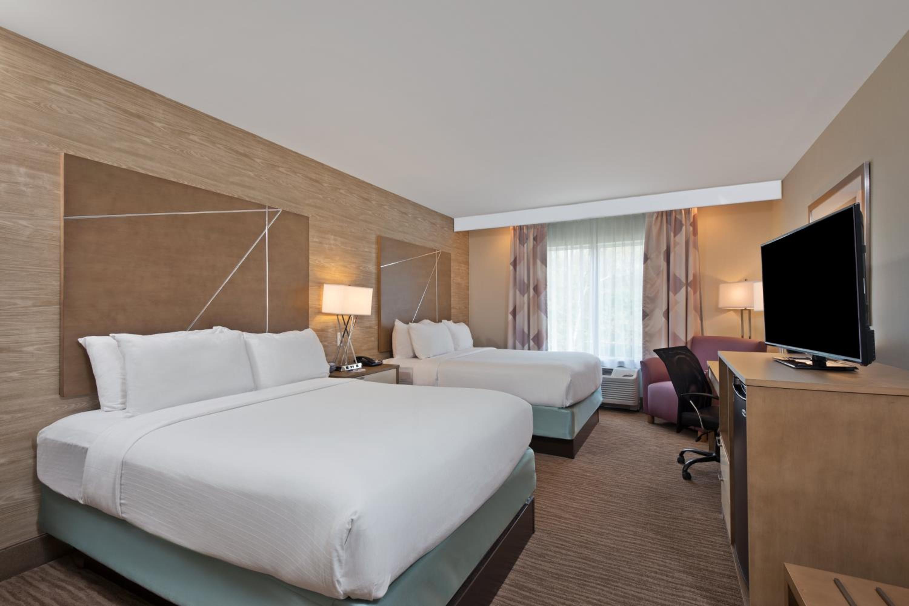 Standard Room with Two Queen Beds photo 2