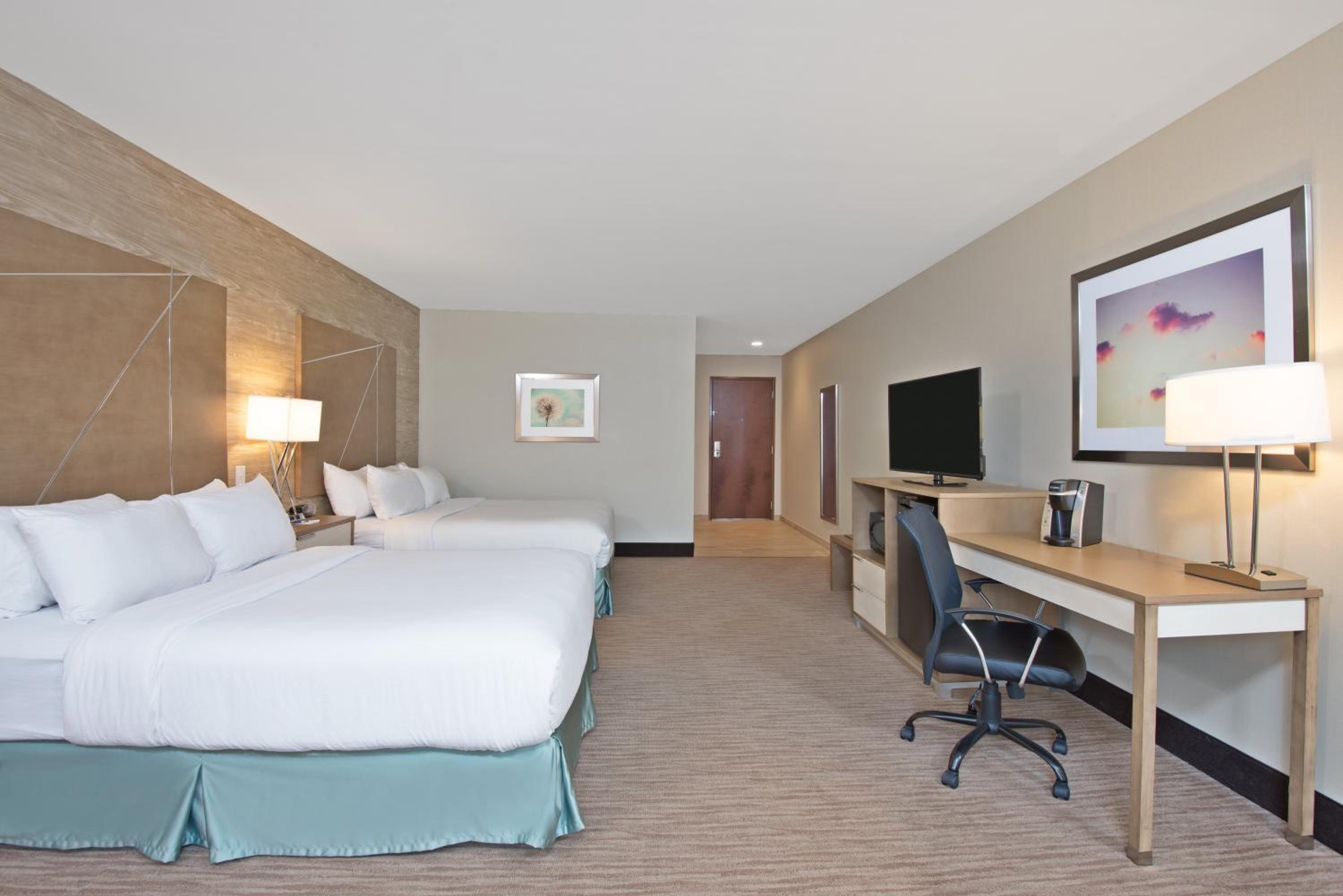 Standard Room with Two Queen Beds photo 3