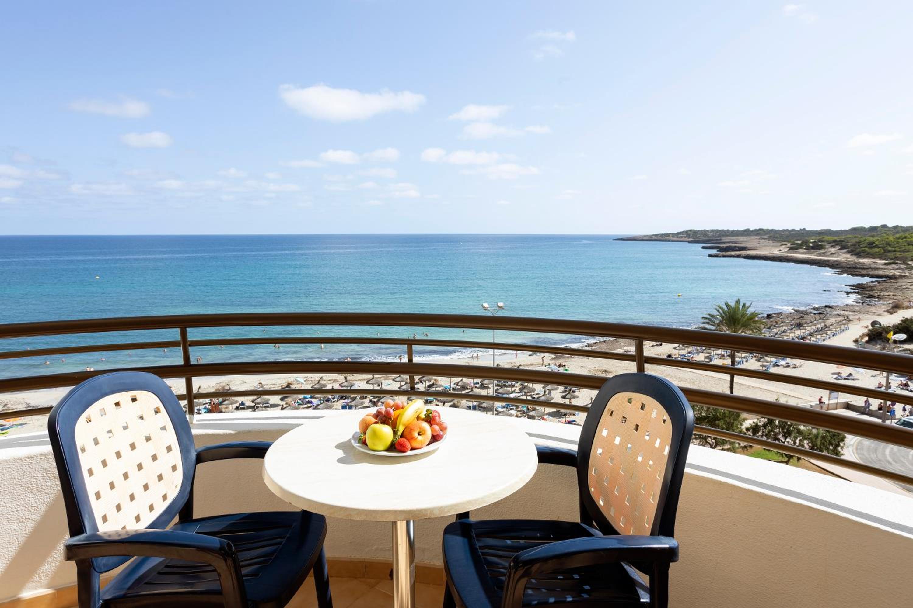 One-Bedroom Apartment with Pool View - Photo 8