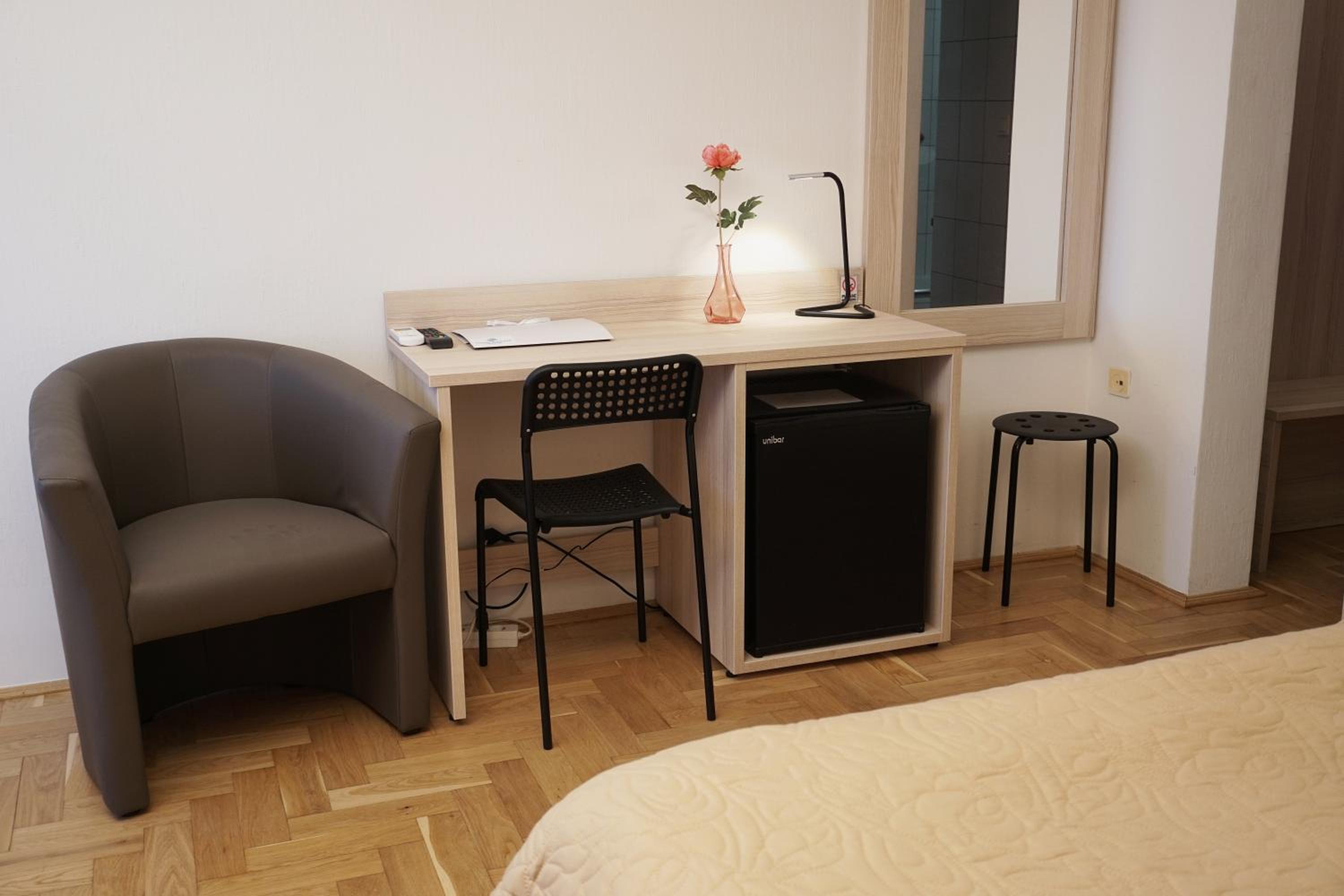 Double or Twin Room with Lake View - Photo 1