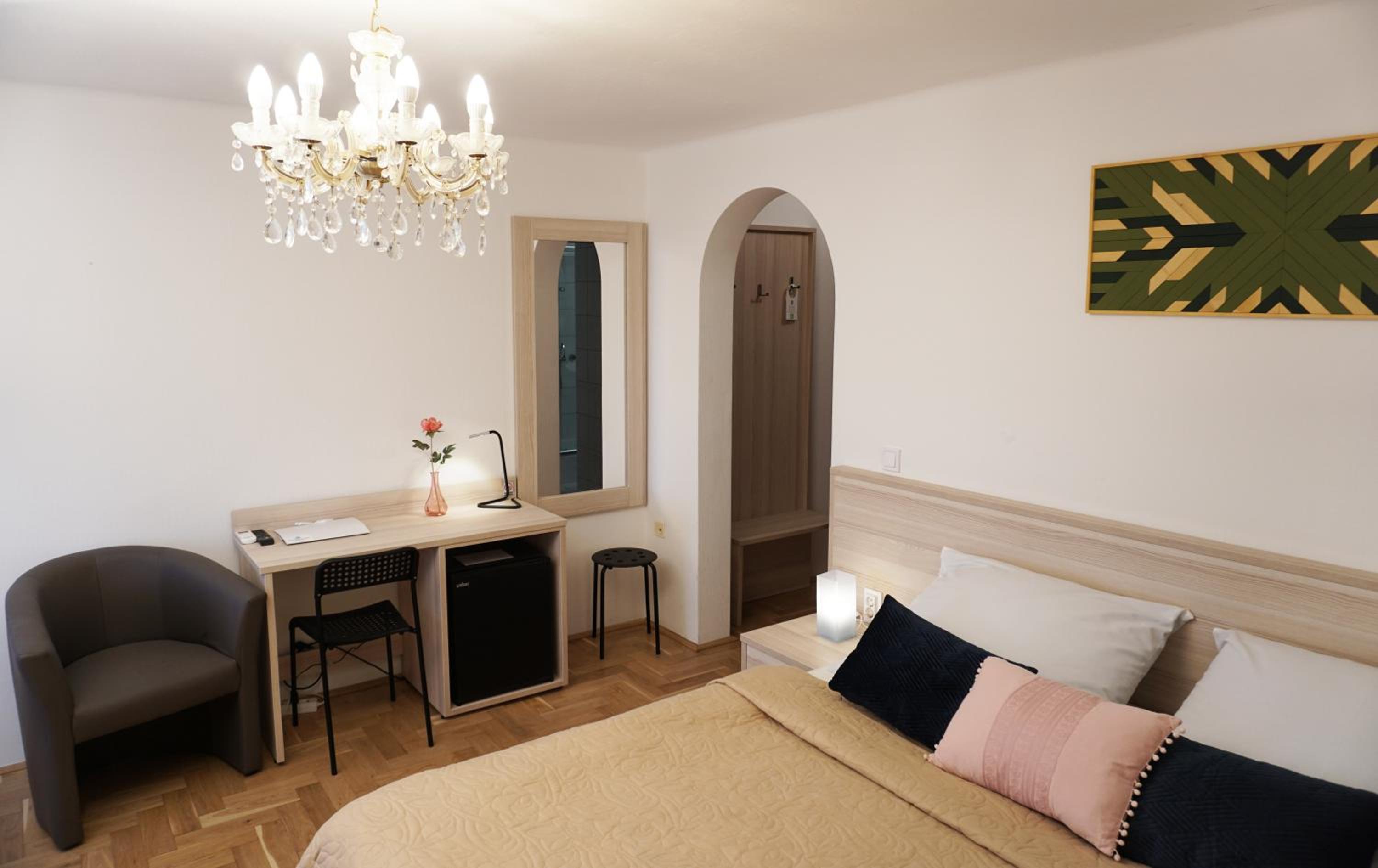Double or Twin Room with Lake View - Photo 4