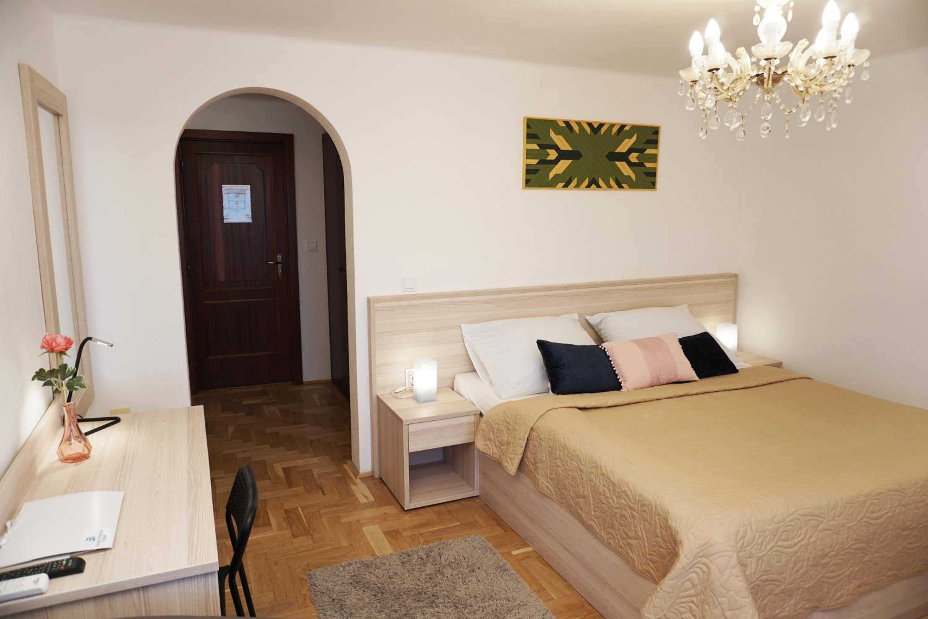 Double or Twin Room with Lake View - Photo 5