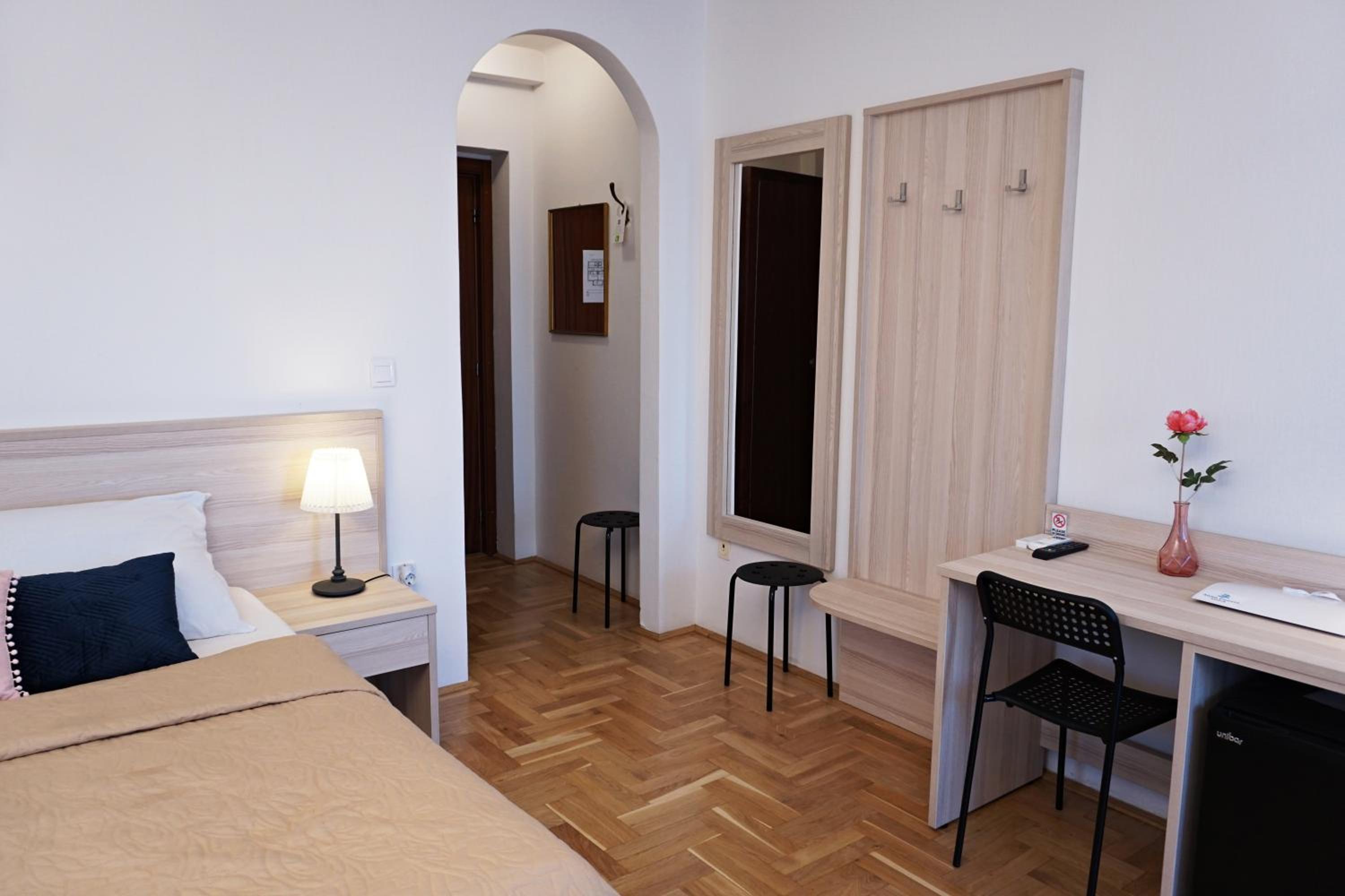 Deluxe Double or Twin Room with Lake View - Photo 1