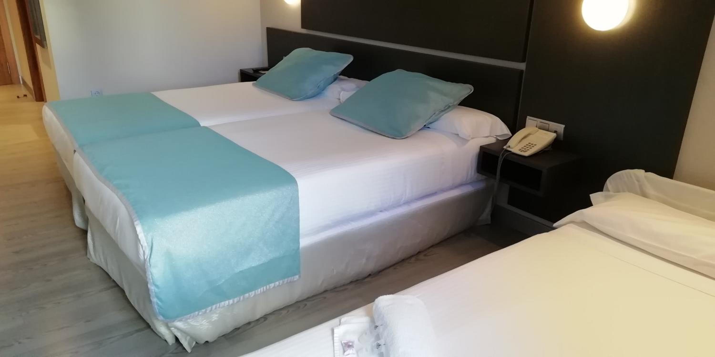 Twin Room - Non Smoking - Photo 1