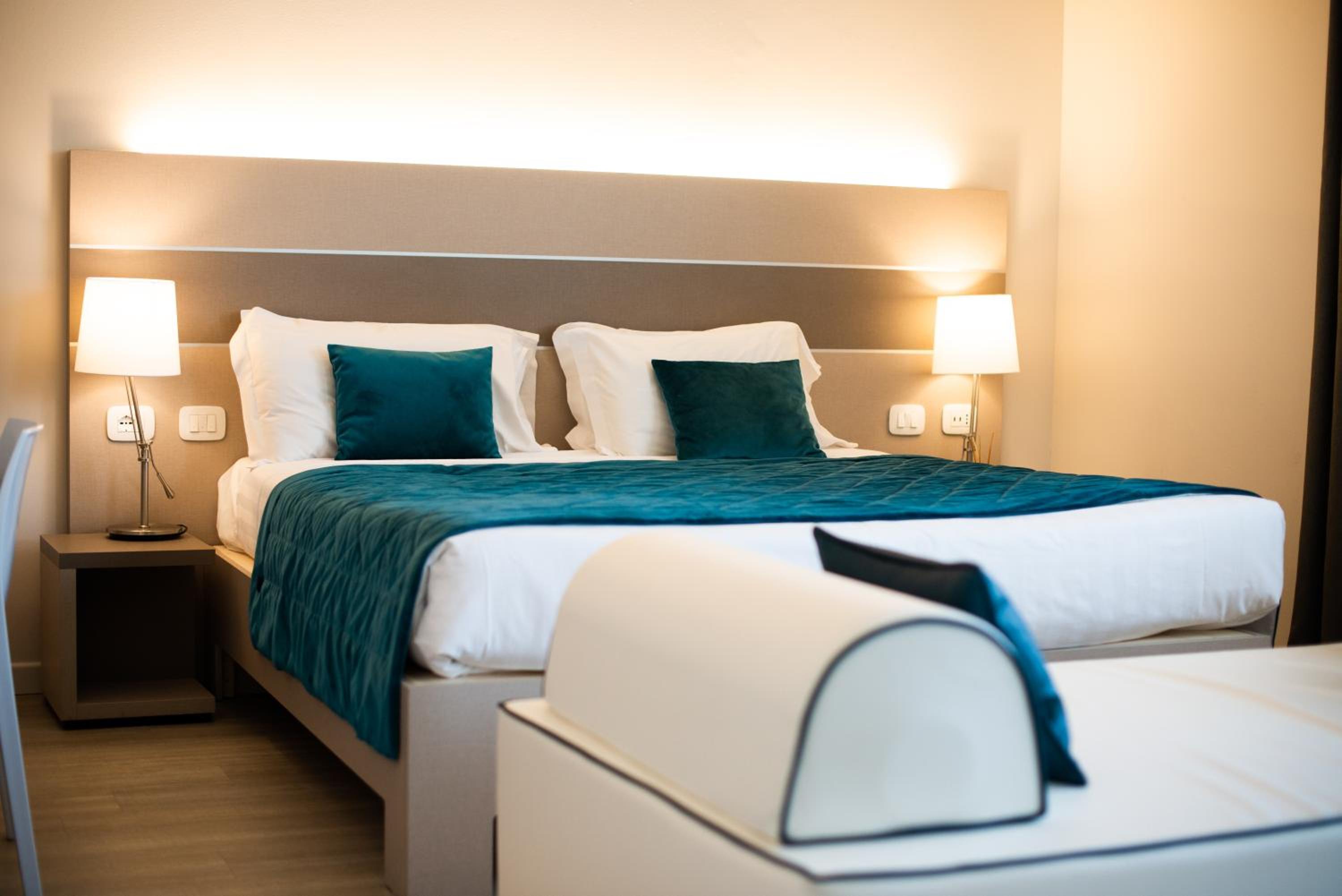 Deluxe Suite with Spa Bath - Photo 6