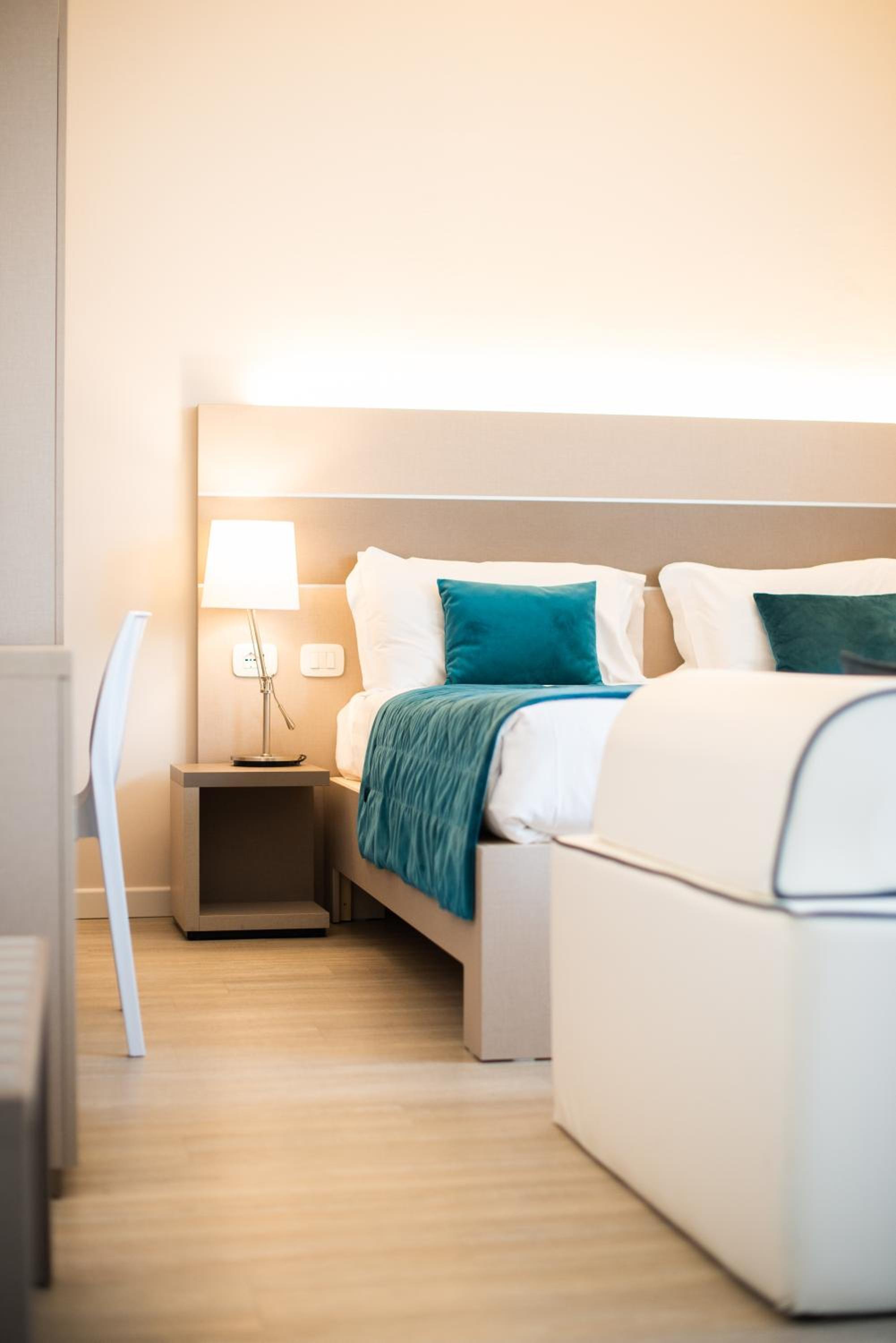Deluxe Suite with Spa Bath - Photo 5