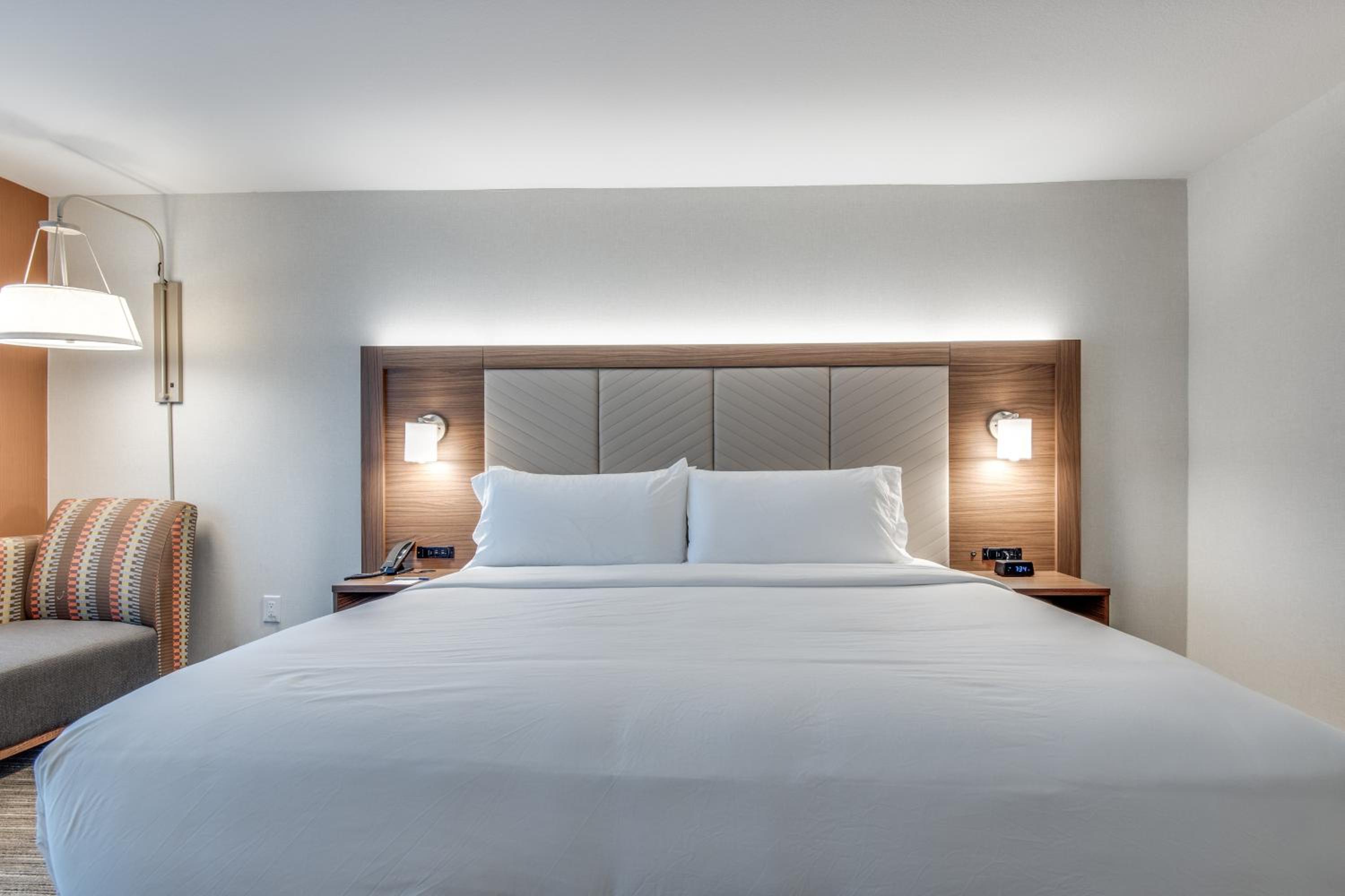 Standard King Room with Mobility Accessible Roll-In Shower photo 2