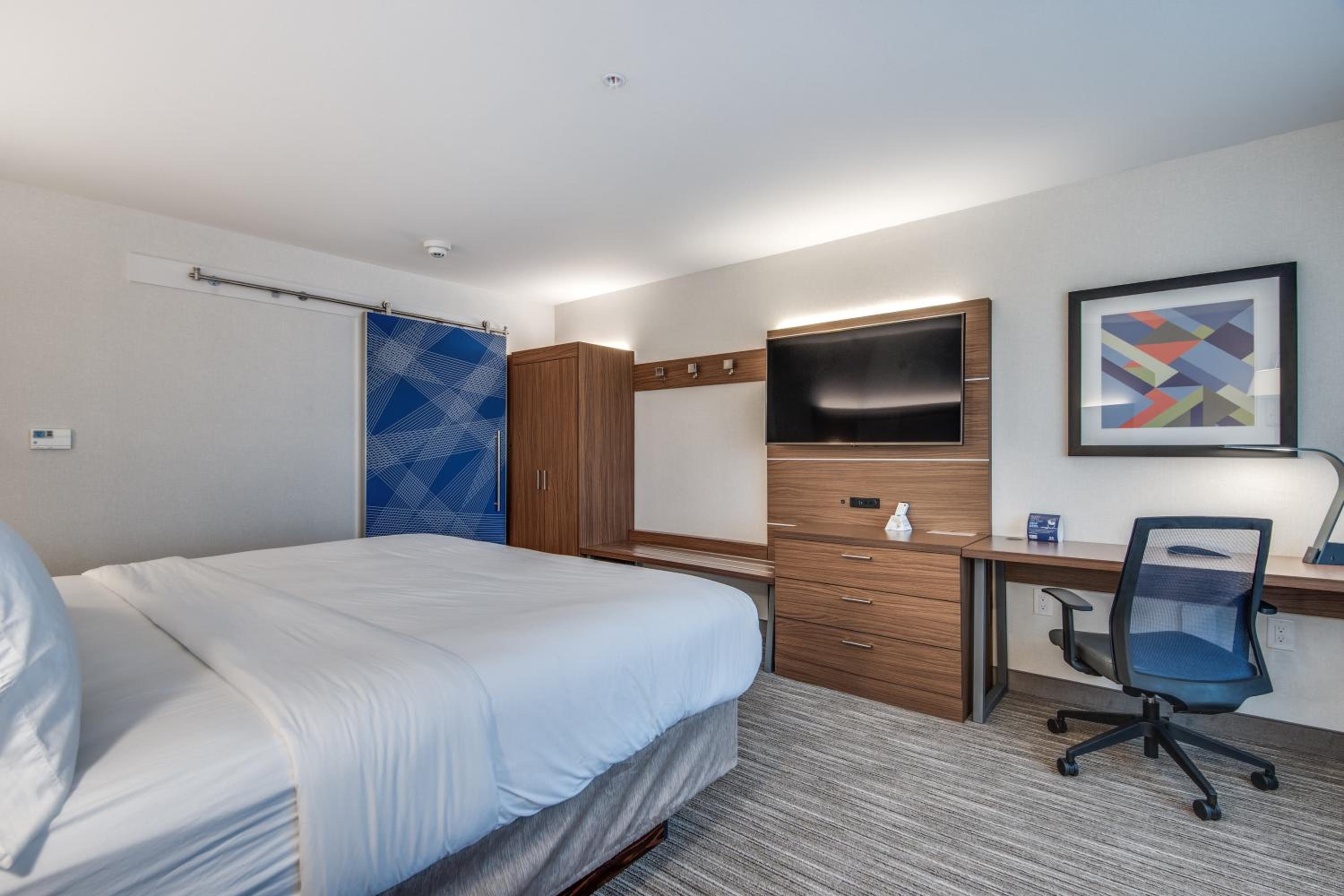 Standard King Room - Communications Accessible photo 3