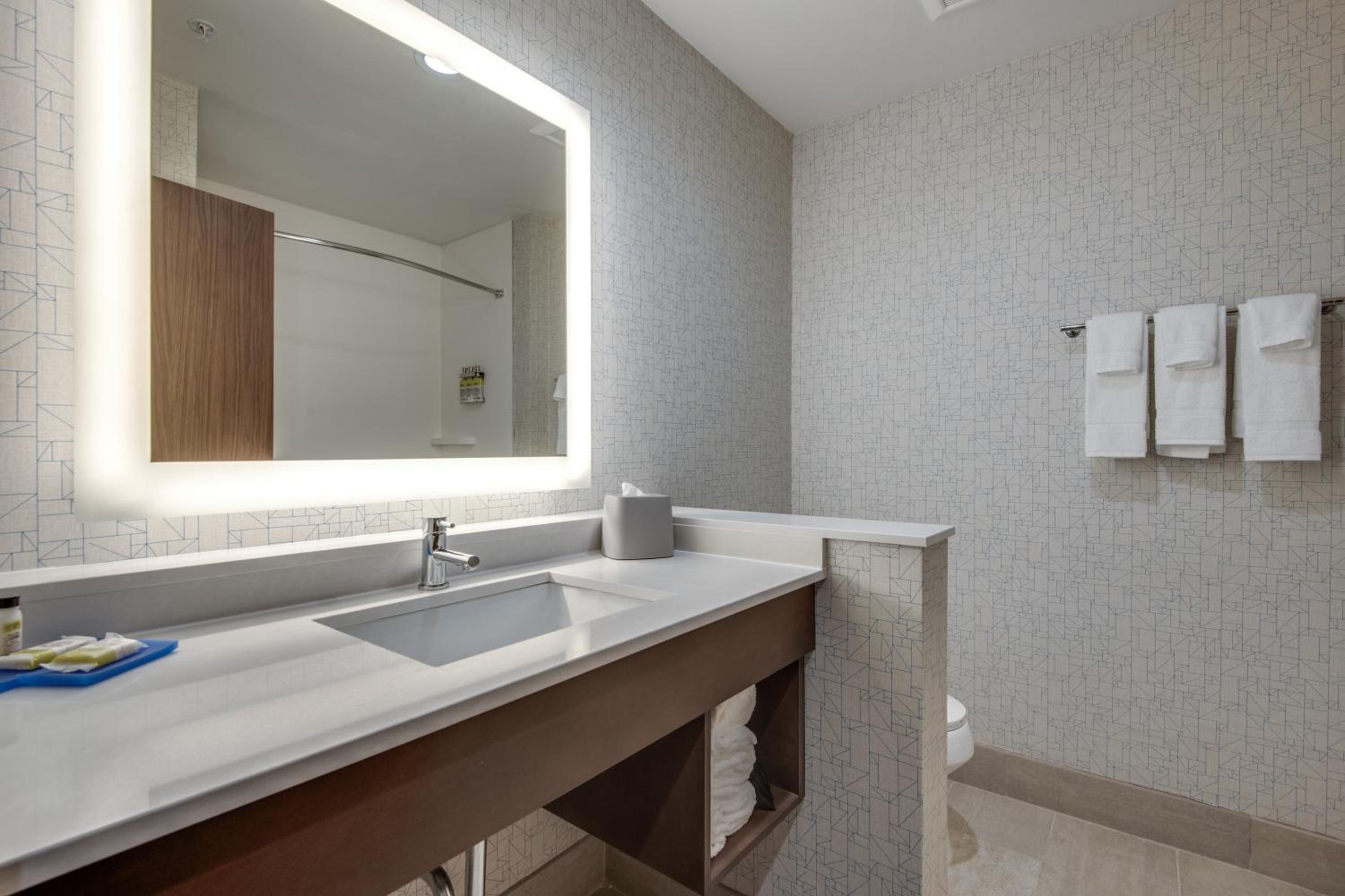 Queen Room with Two Queen Beds - Hearing Accessible/Non-Smoking photo 2