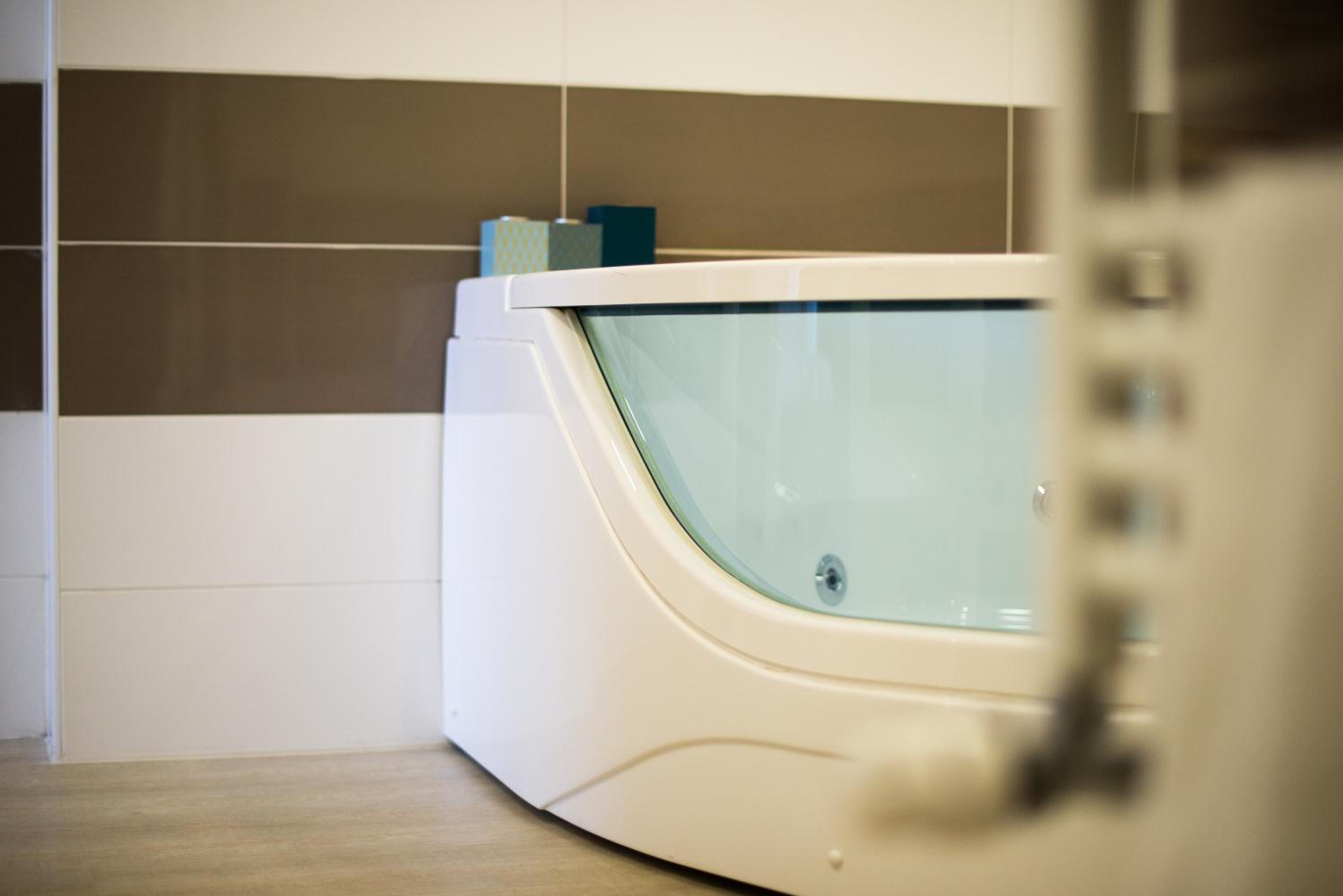 Deluxe Suite with Spa Bath - Photo 8