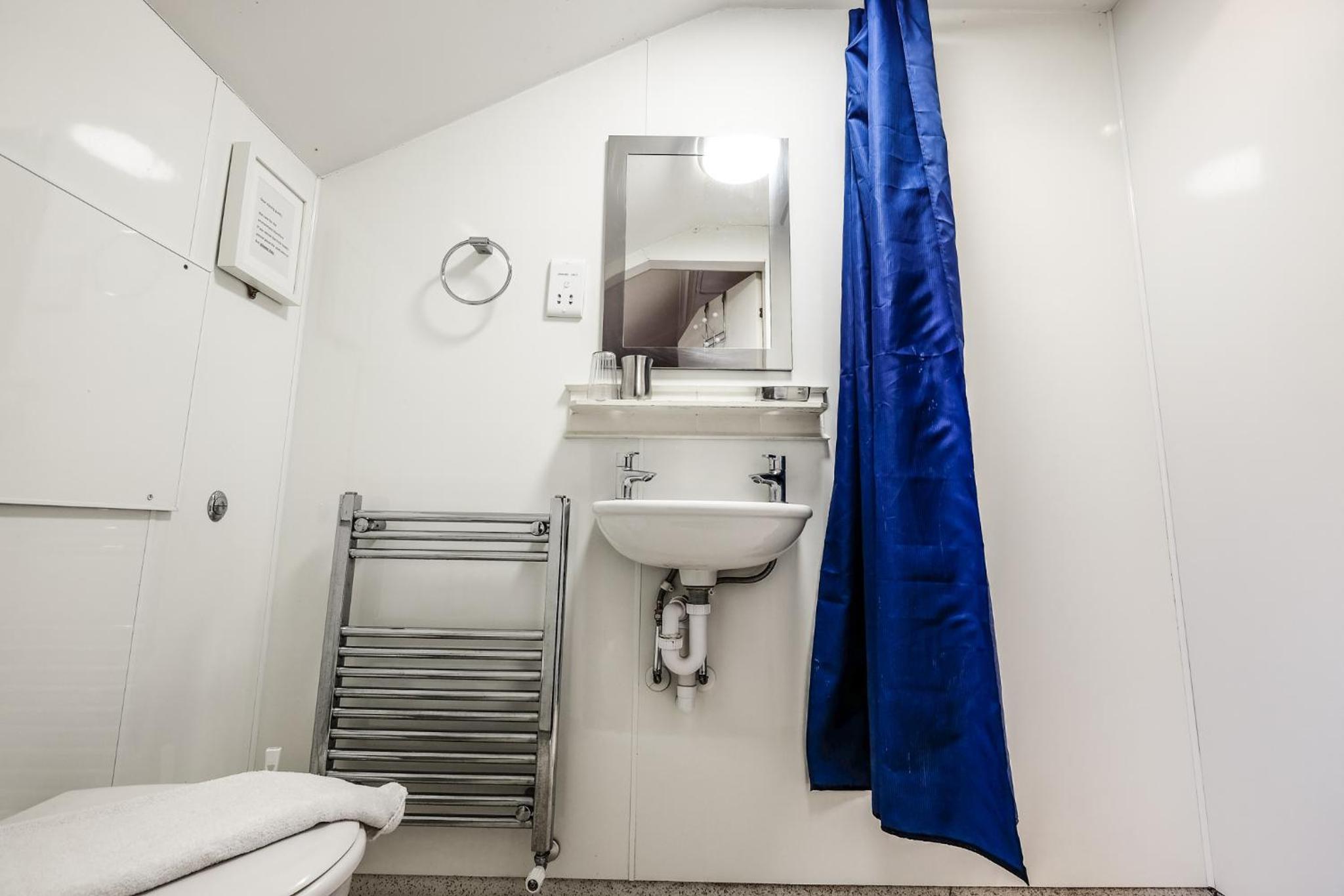 Single Room - En Suite thumbnail 5
