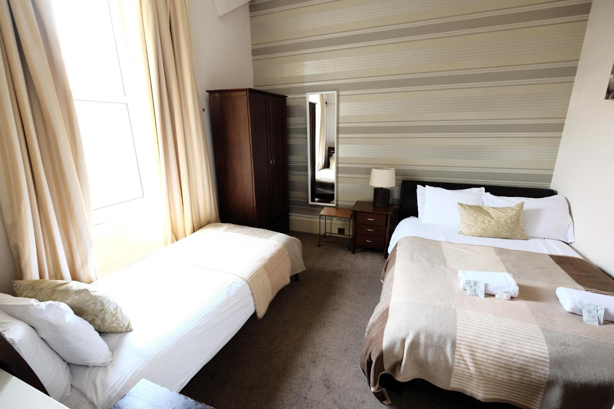 Triple Room thumbnail 6
