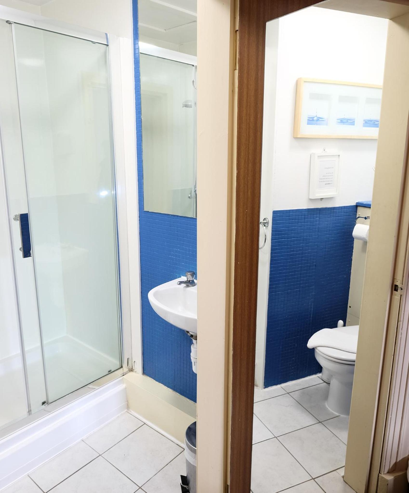 Single Room - En Suite thumbnail 6