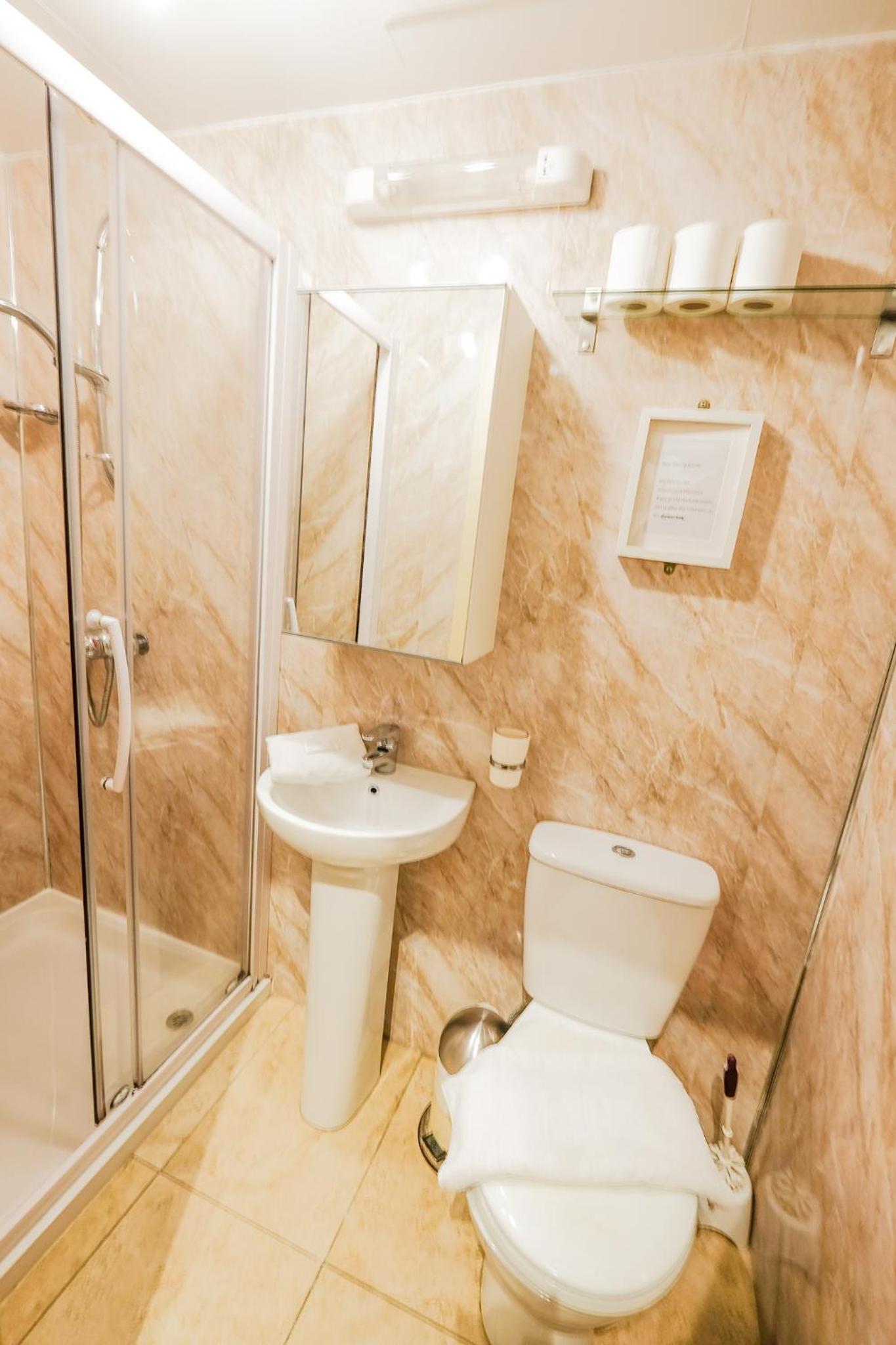 Twin Room en suite thumbnail 5