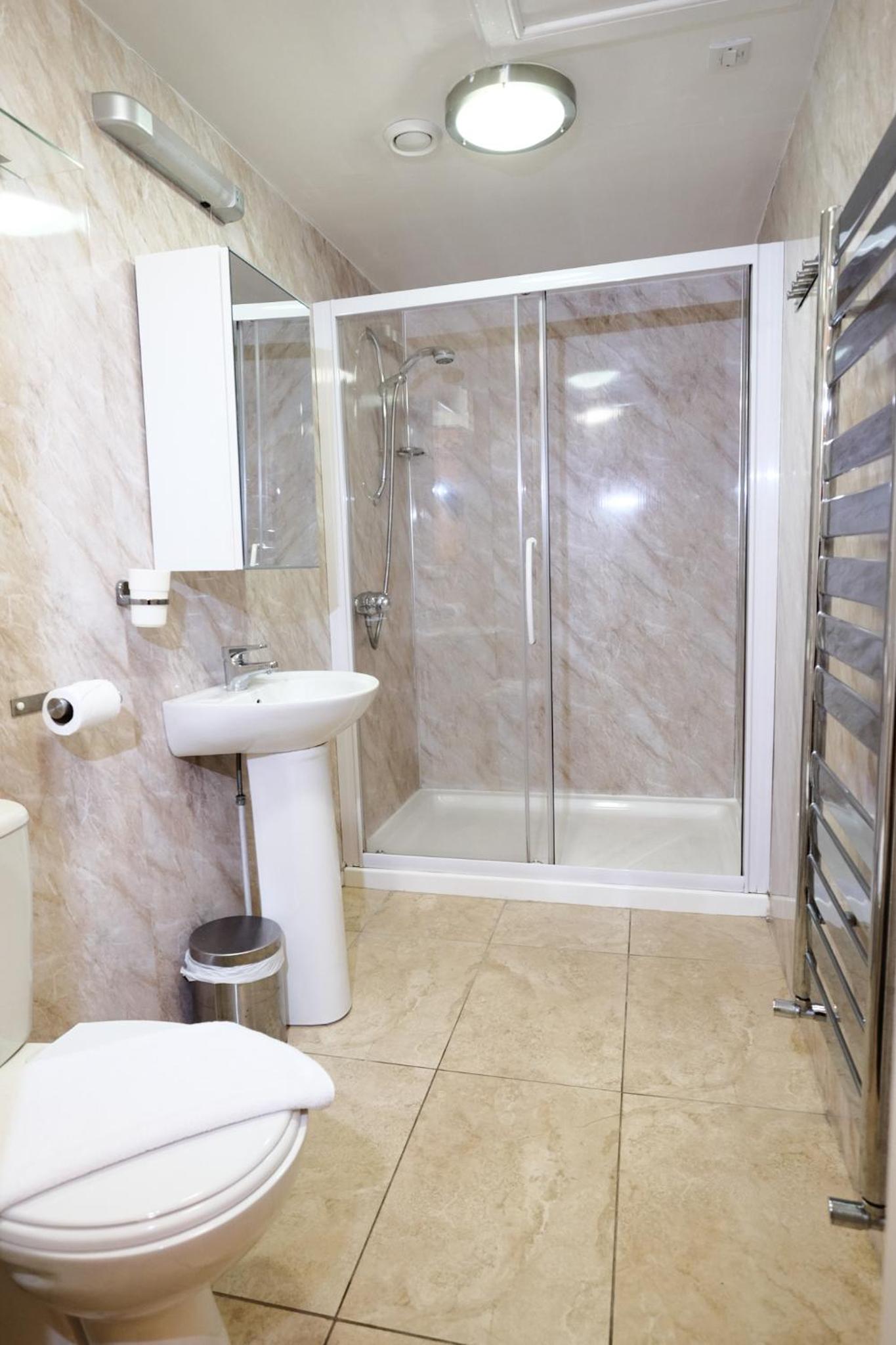 Twin Room en suite thumbnail 6