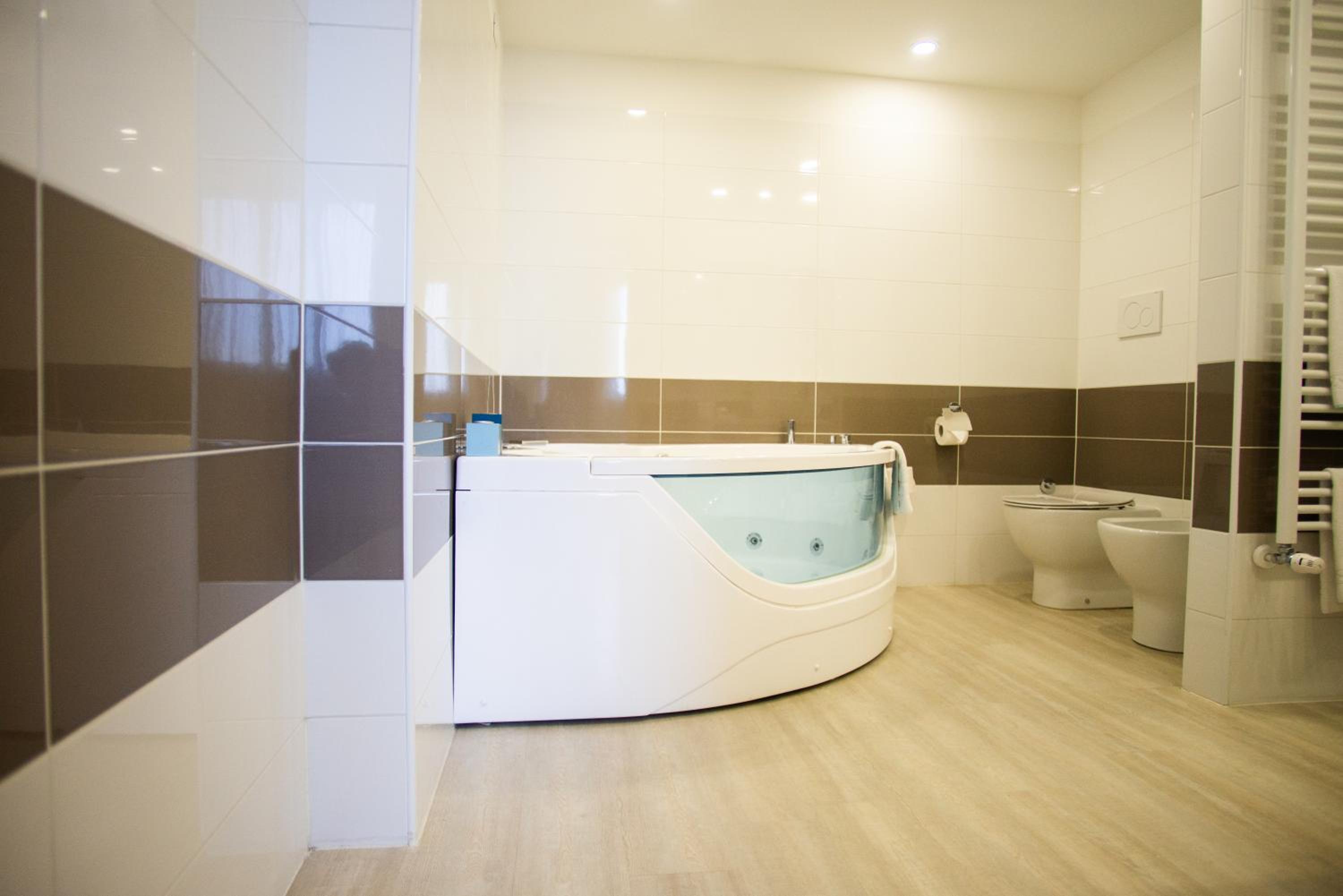 Deluxe Suite with Spa Bath - Photo 11