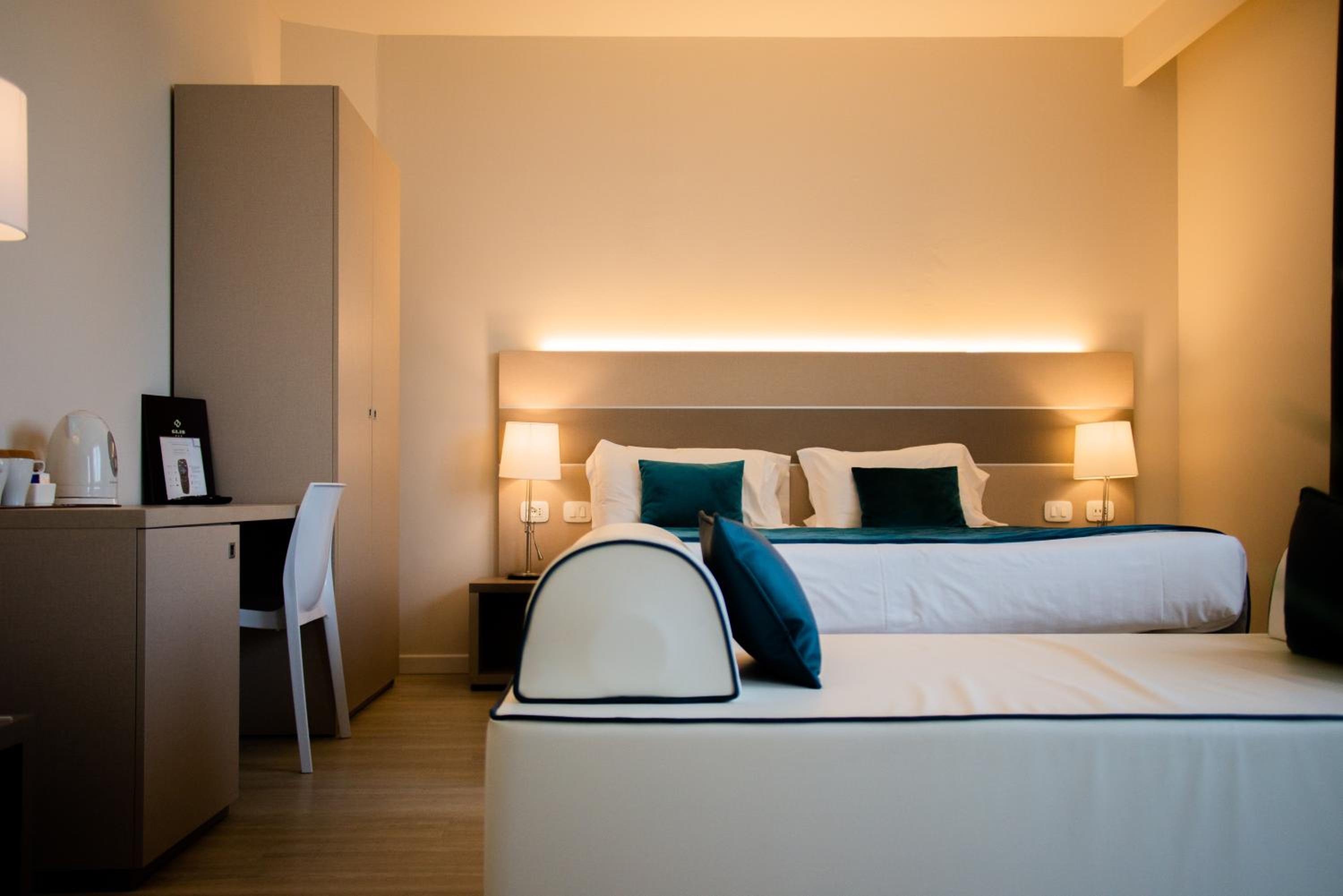 Deluxe Suite with Spa Bath - Photo 12