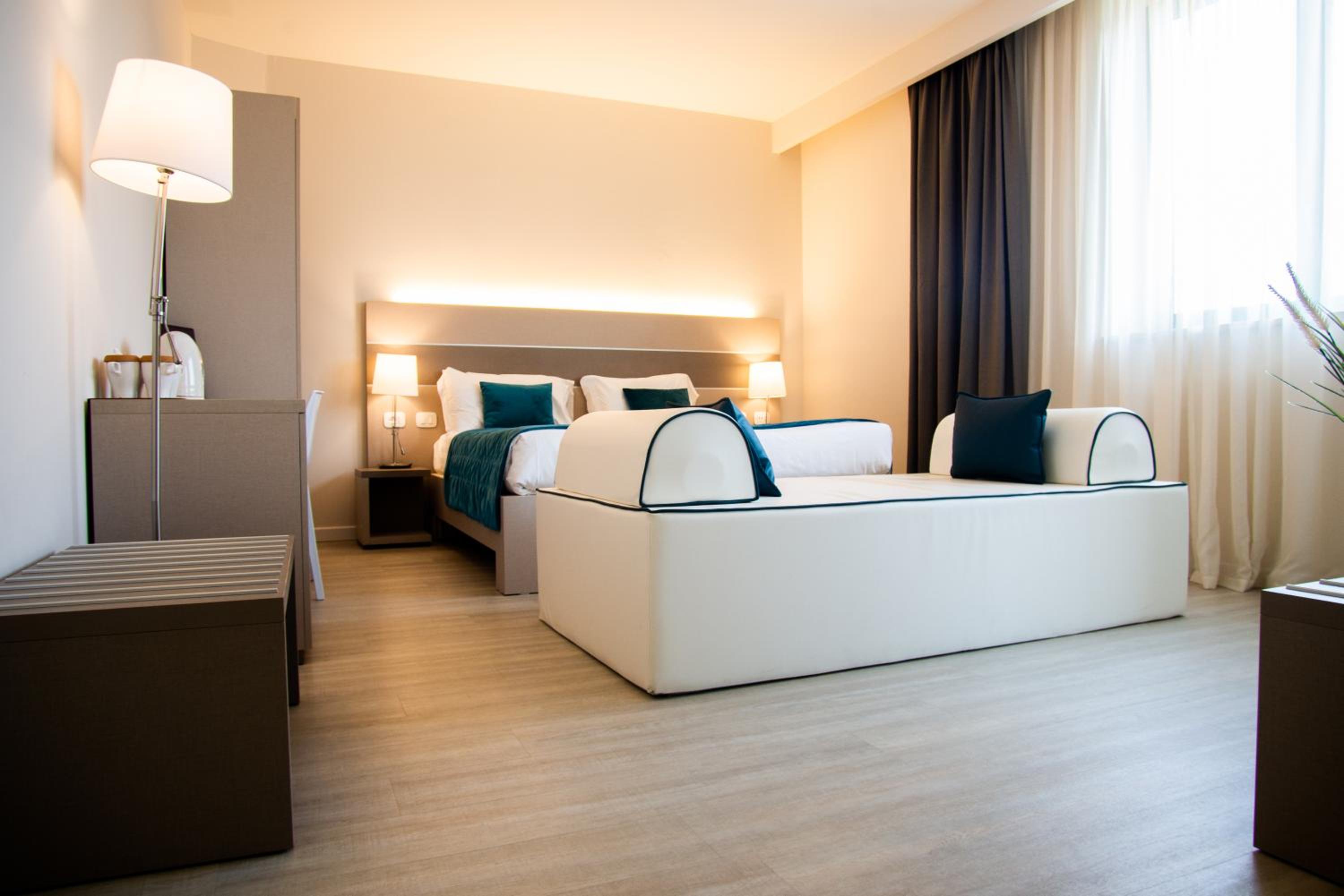 Deluxe Suite with Spa Bath - Photo 10