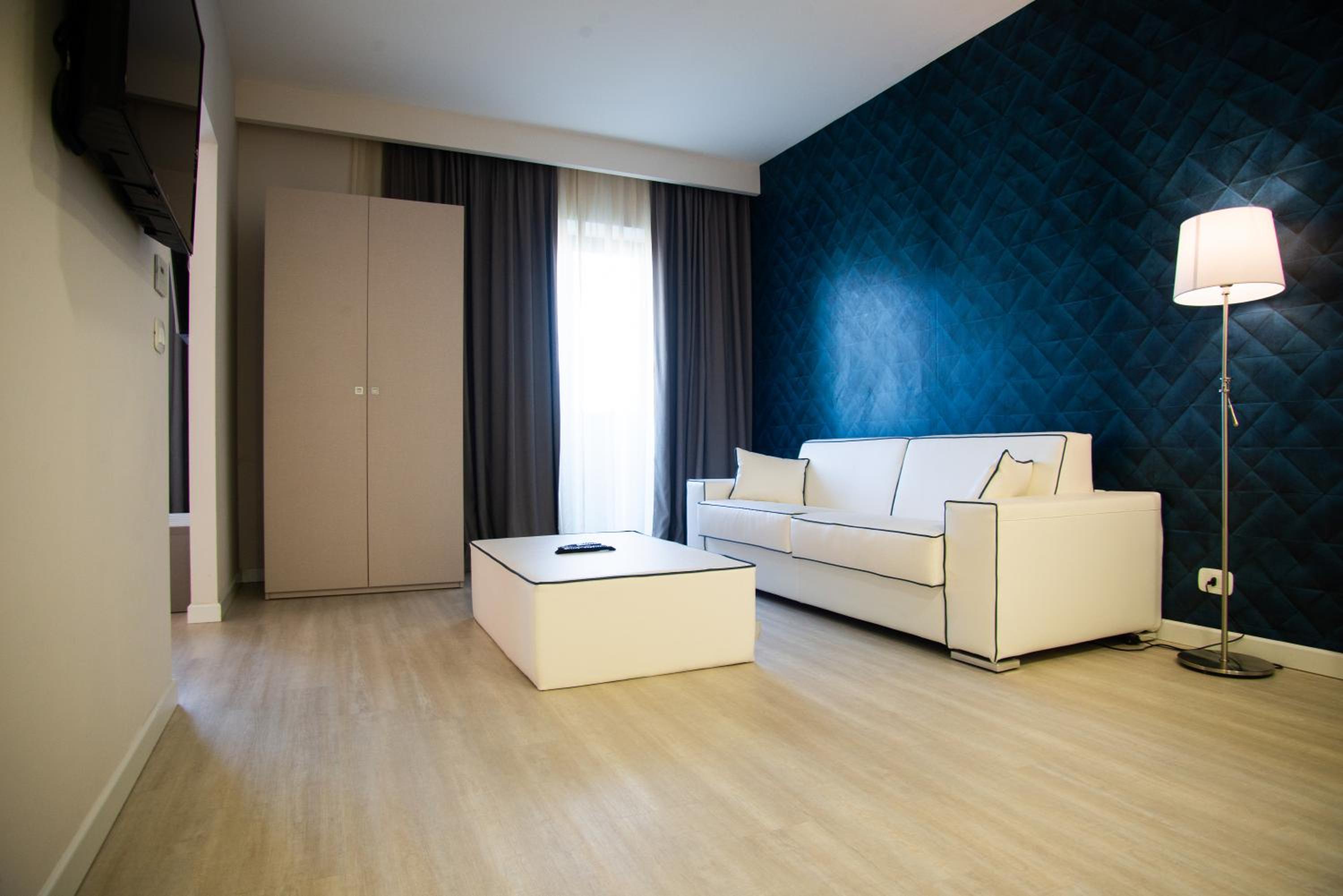 Deluxe Suite with Spa Bath - Photo 9