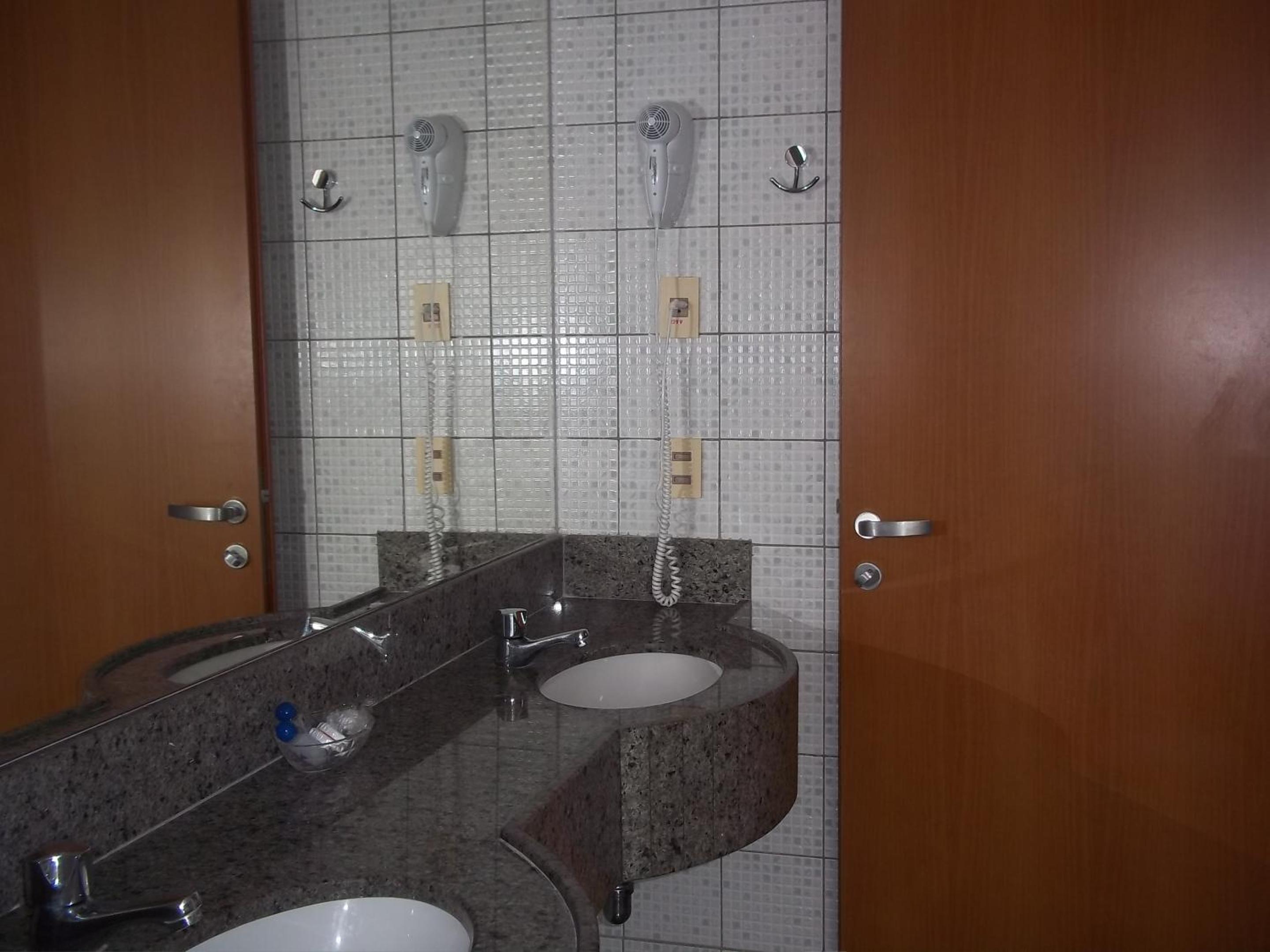 King Suite with Spa Bath - Photo 6