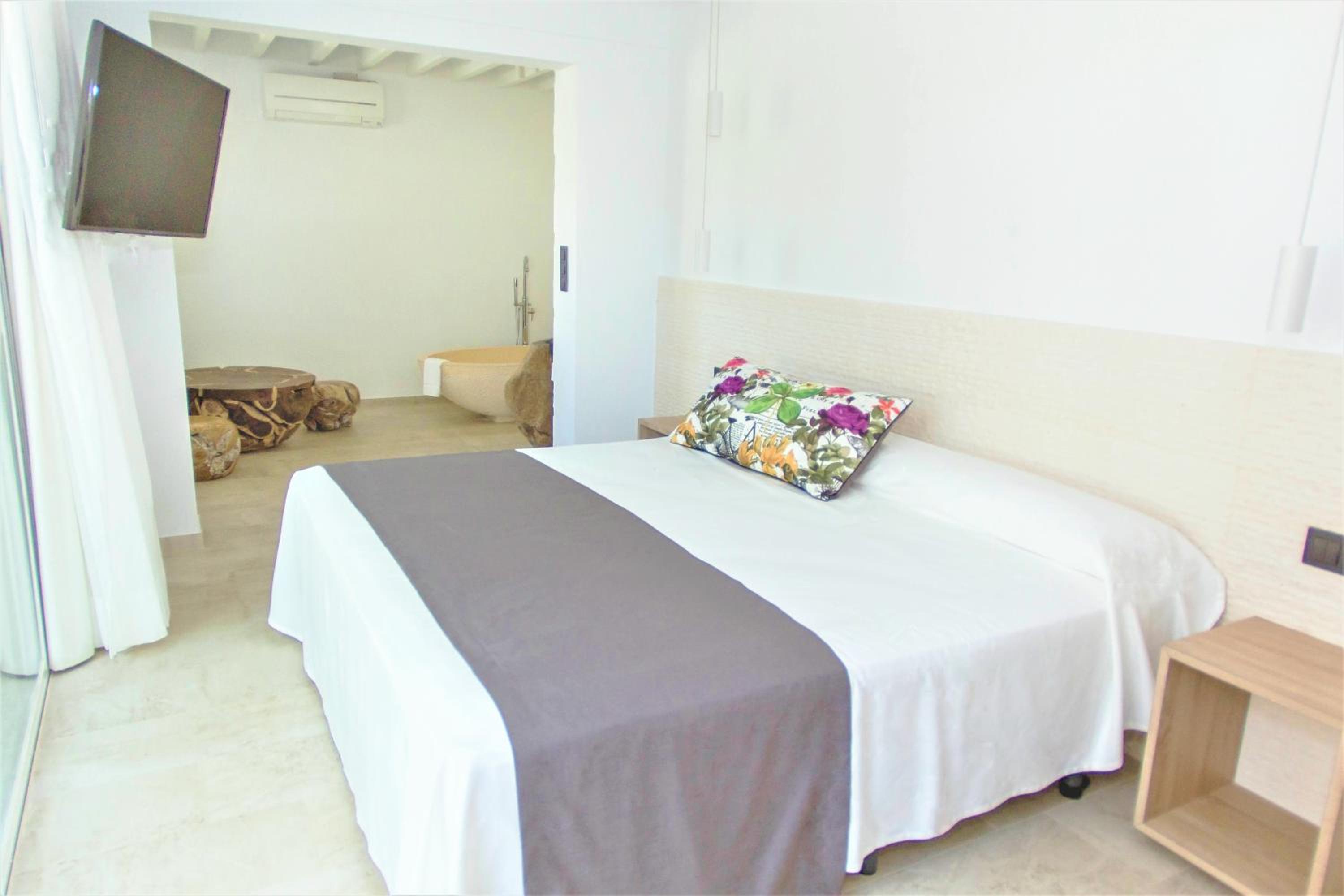 Deluxe Double or Twin Room with Garden View photo 3