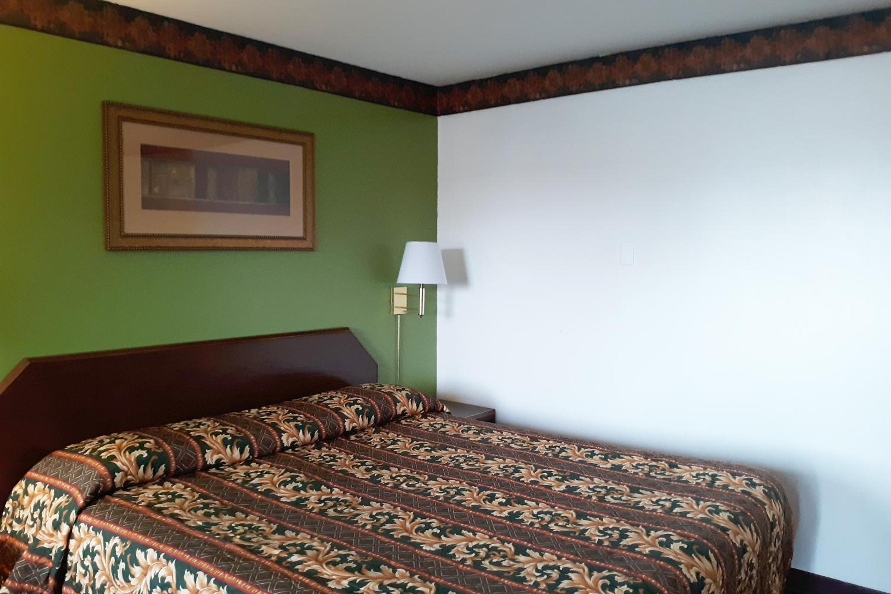 Queen Room photo 2