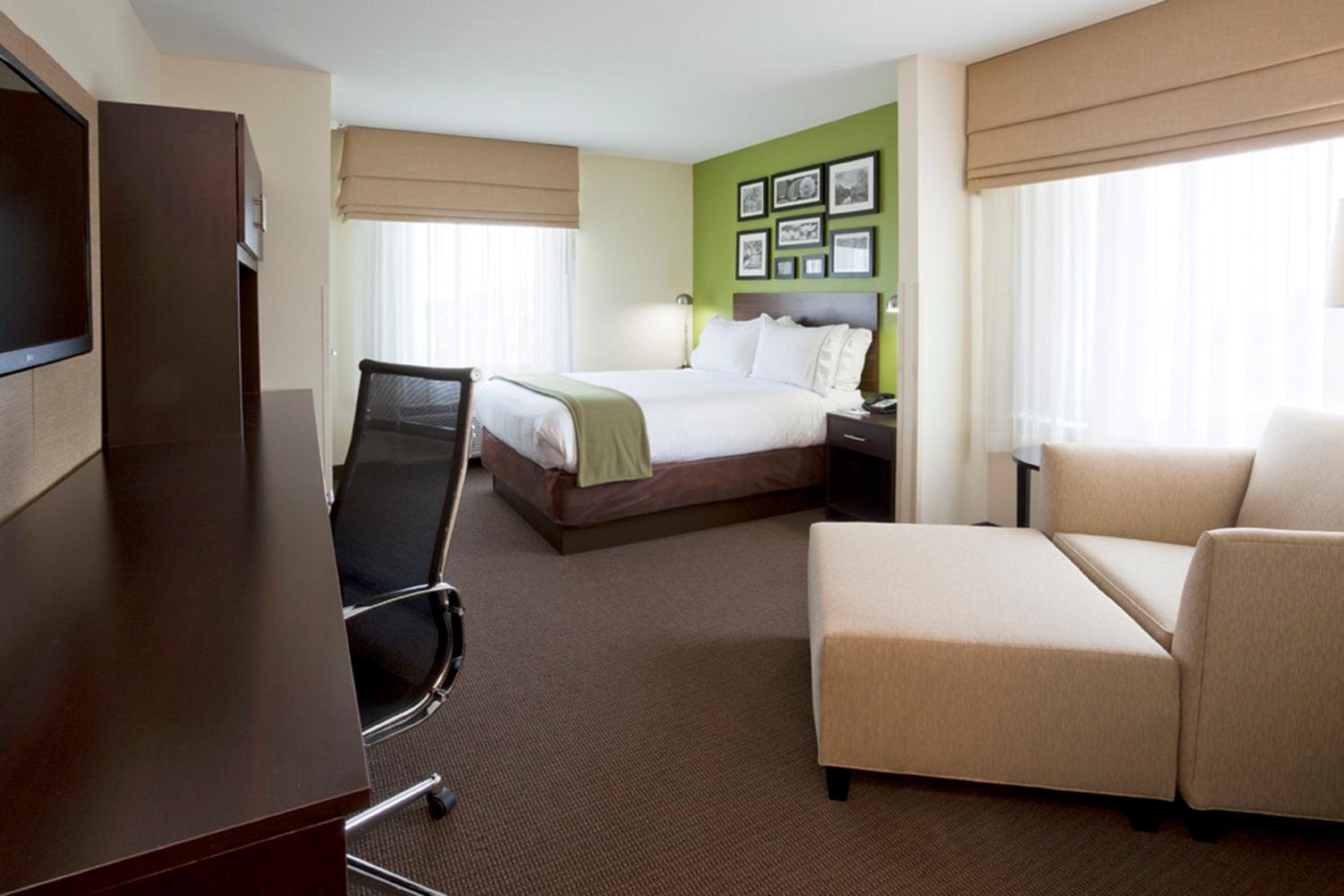 Queen Suite with Sofa Bed - Photo 1