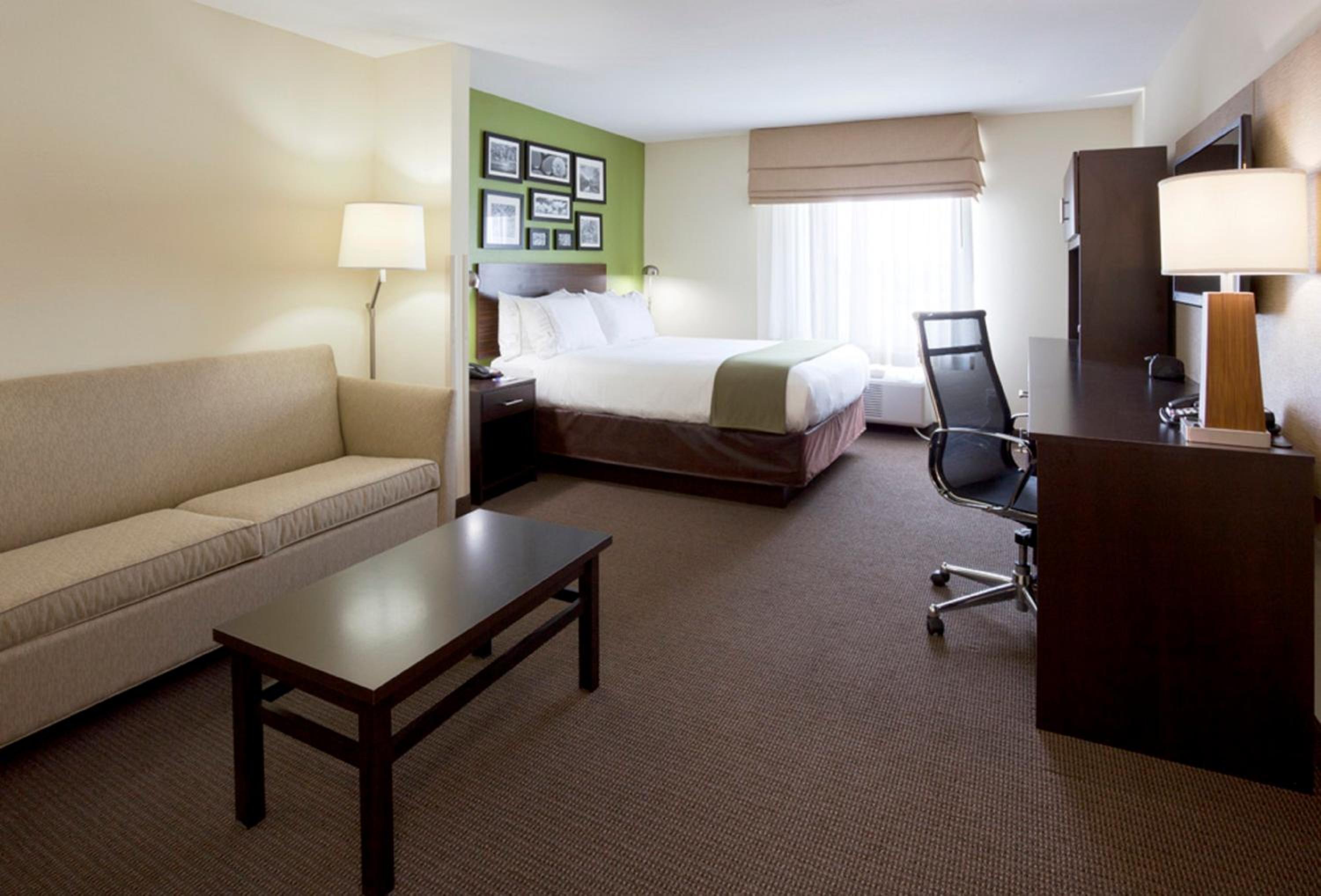 Queen Suite with Sofa Bed - Photo 2