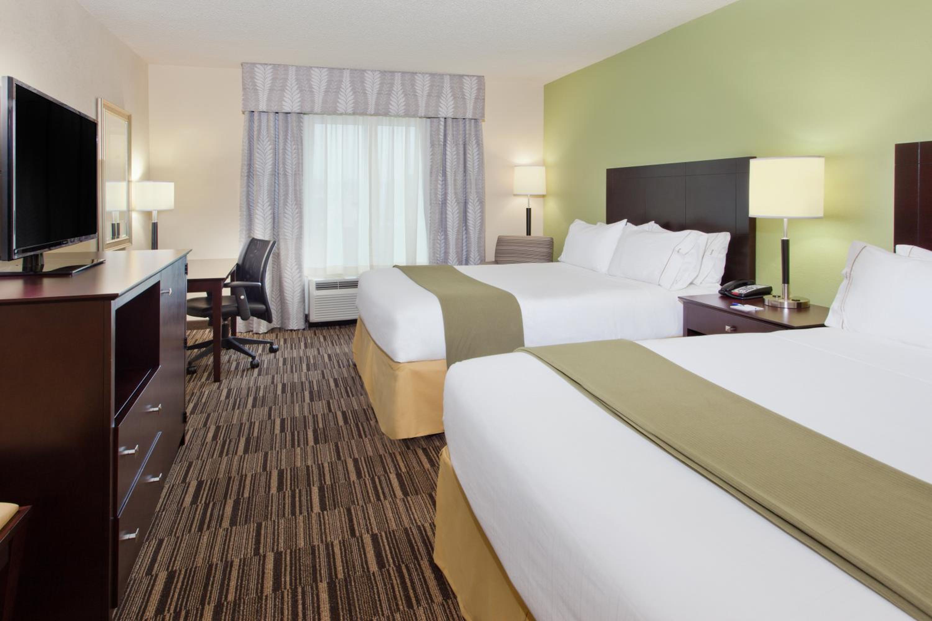 Standard Room with Two Queen Beds photo 1