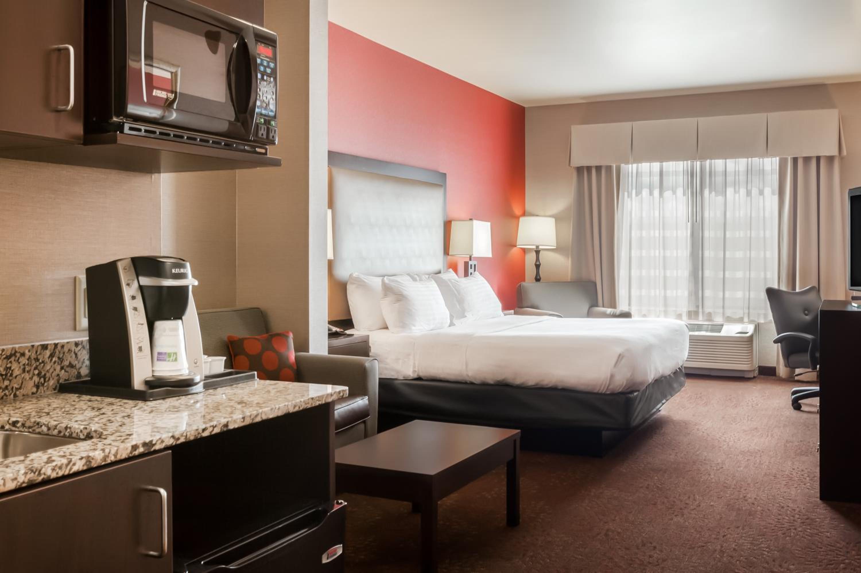One-Bedroom King Suite - Photo 4