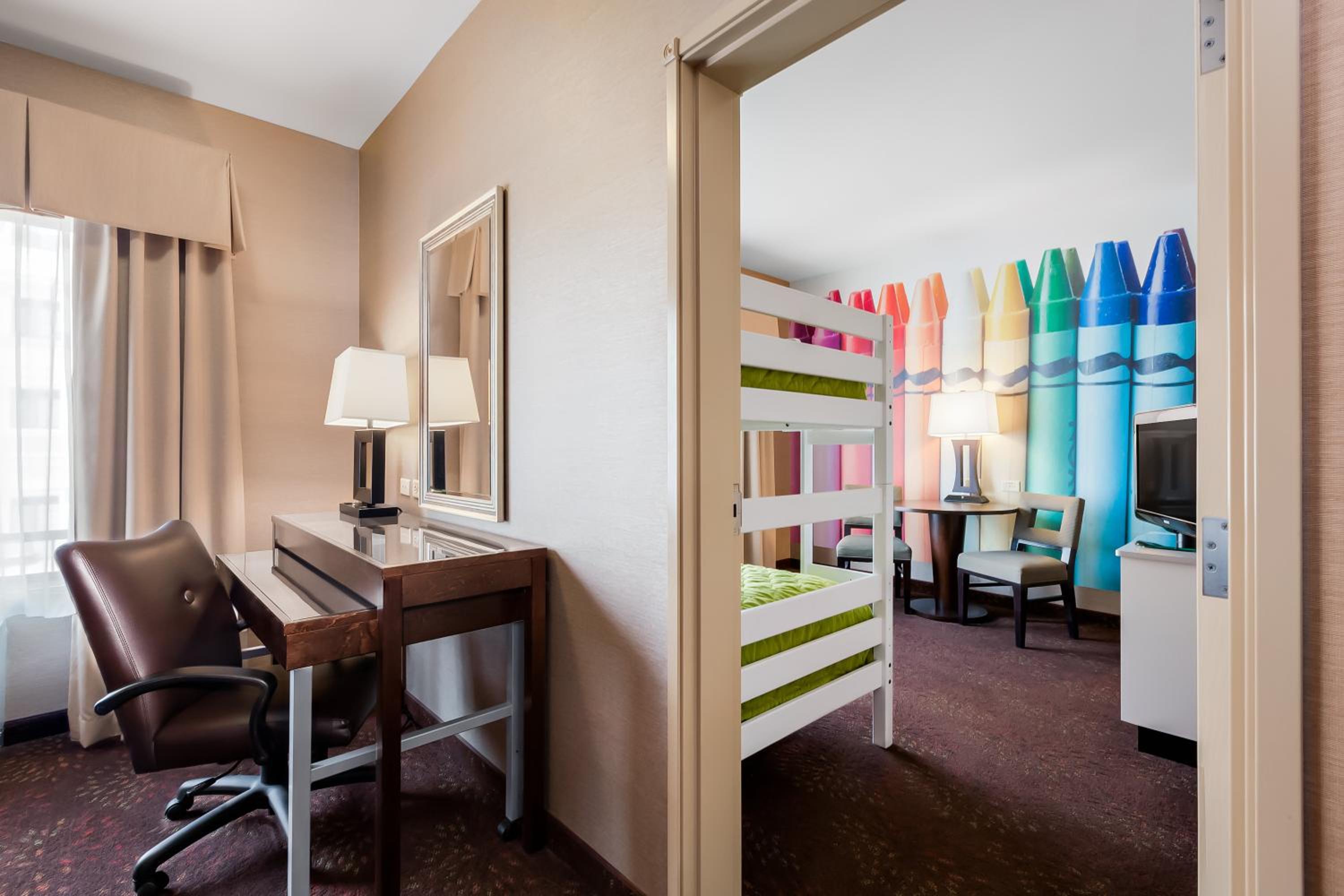 Deluxe Family Suite - Photo 5