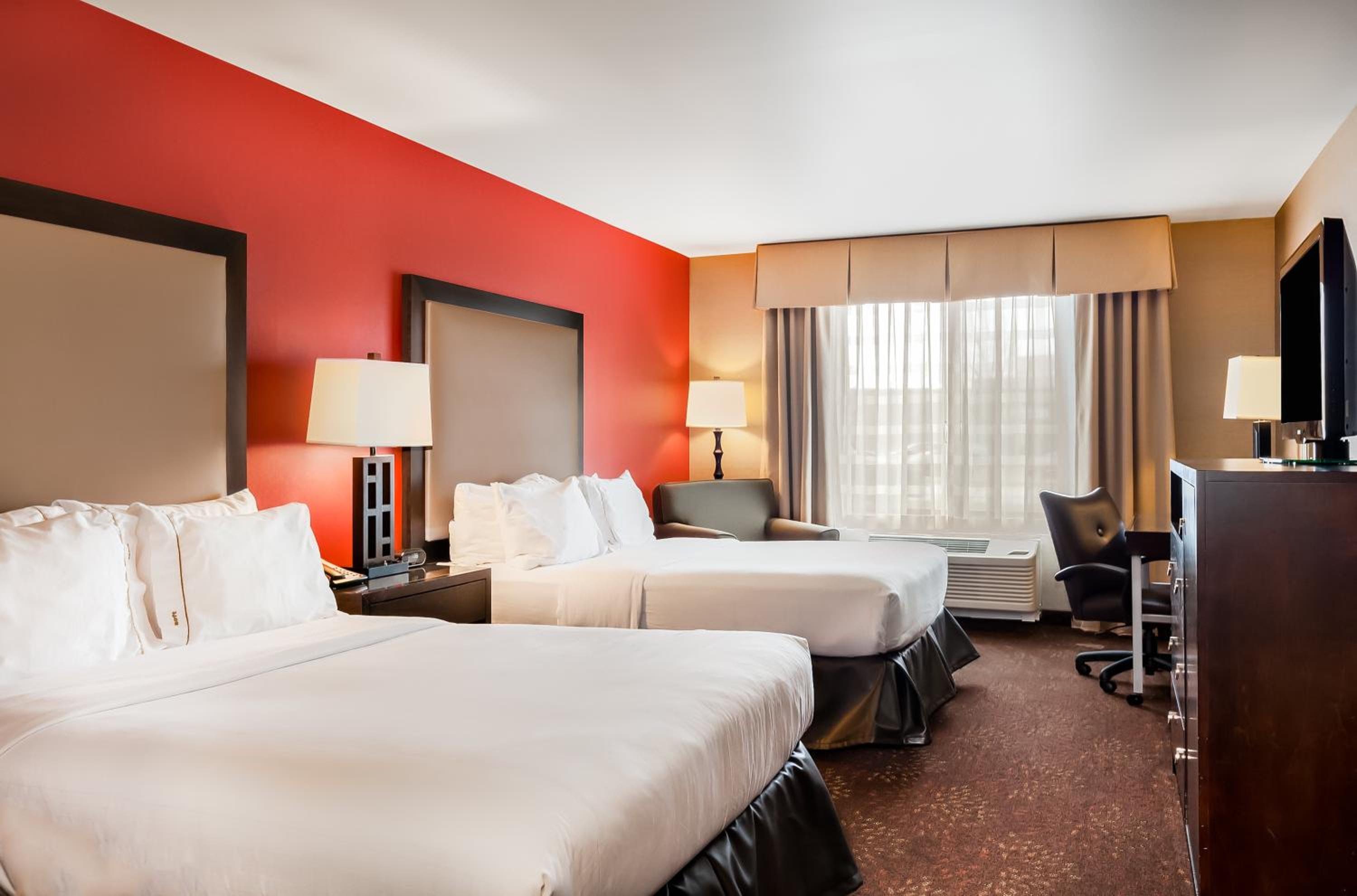 Standard Queen Room with Two Queen Beds and Mobility Accessible Tub - Photo 2