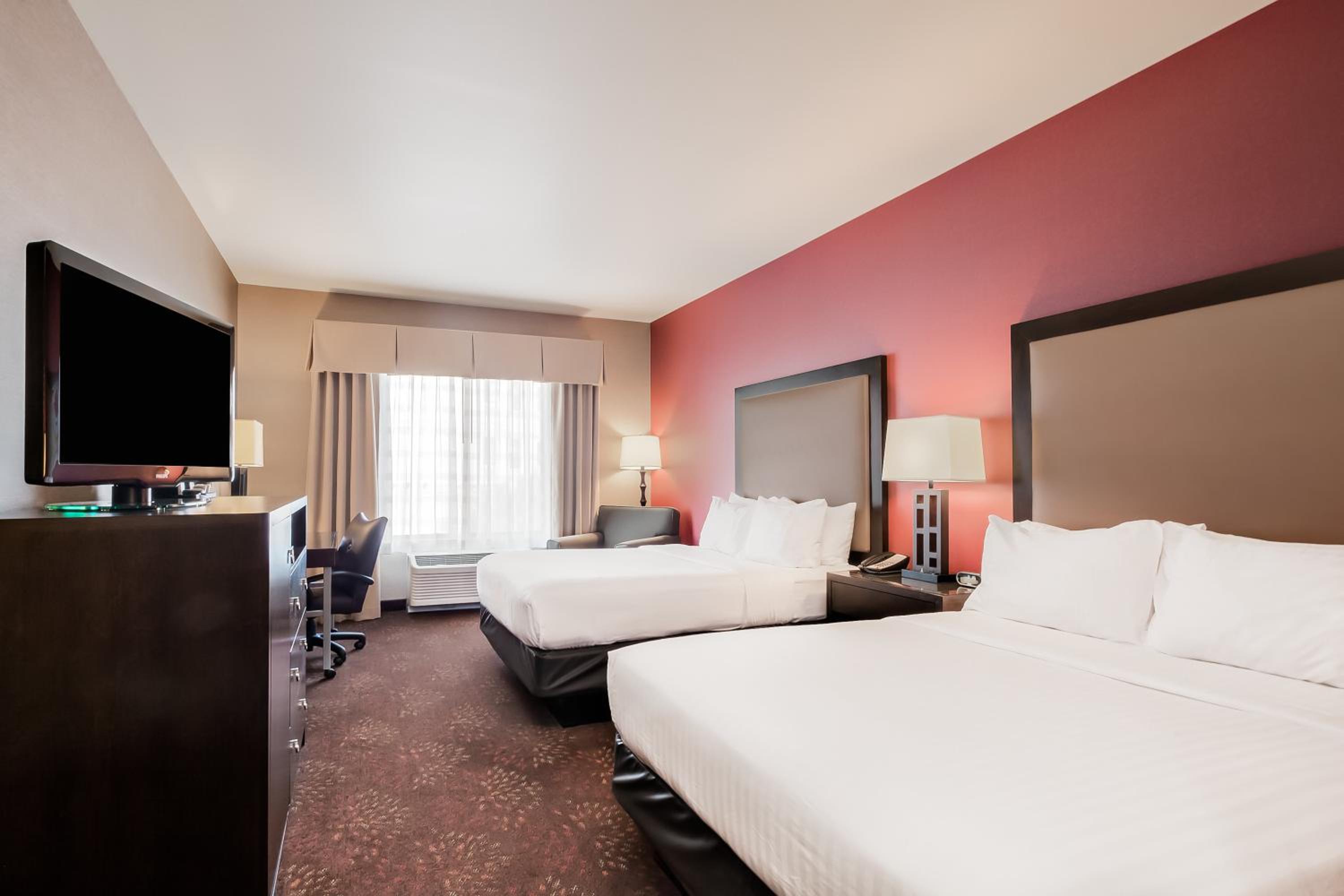 Standard Queen Room with Two Queen Beds - Photo 4