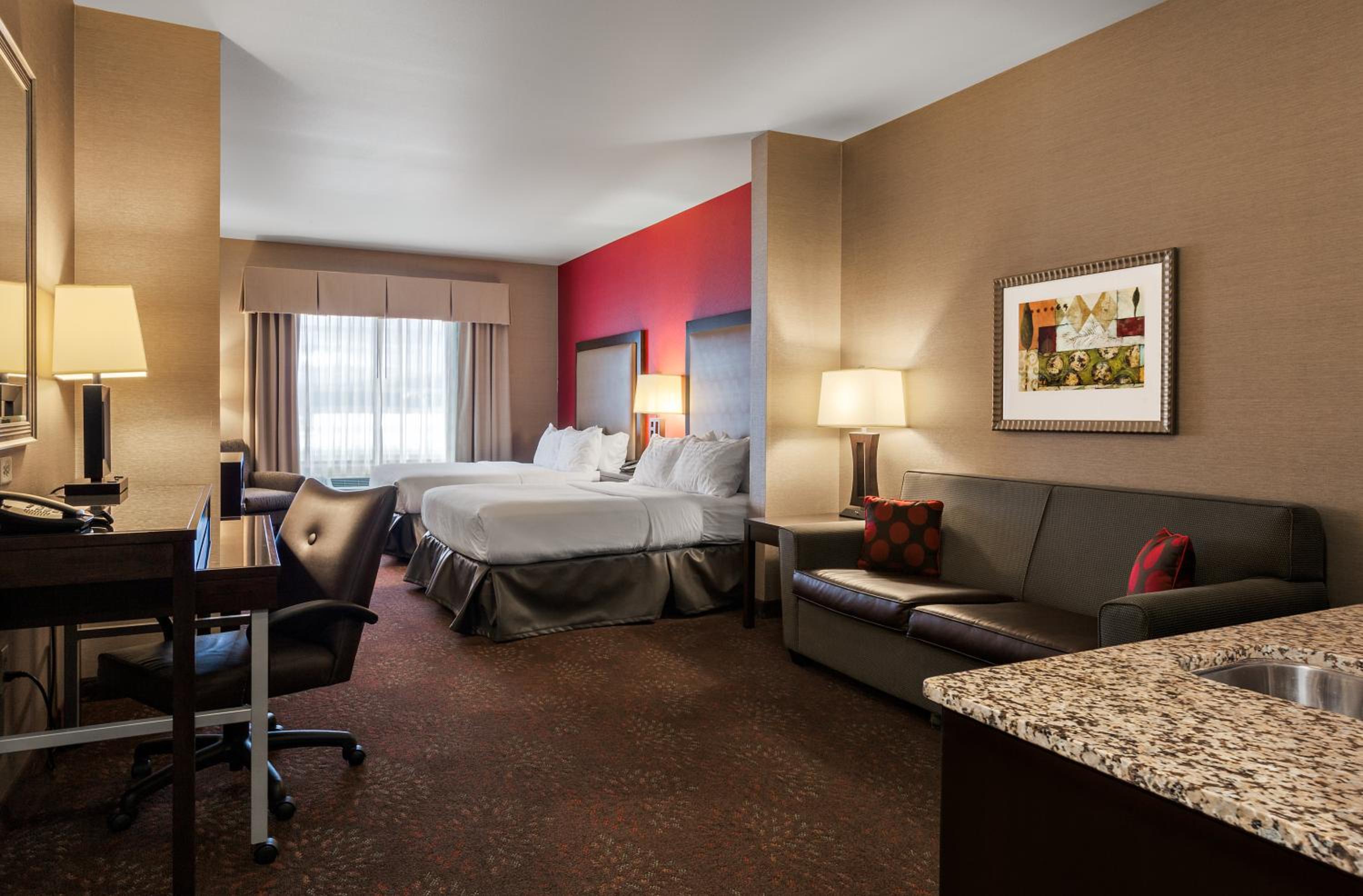 Queen Suite with Two Queen Beds and Mobility Accessible Bathtub - Non-Smoking - Photo 3