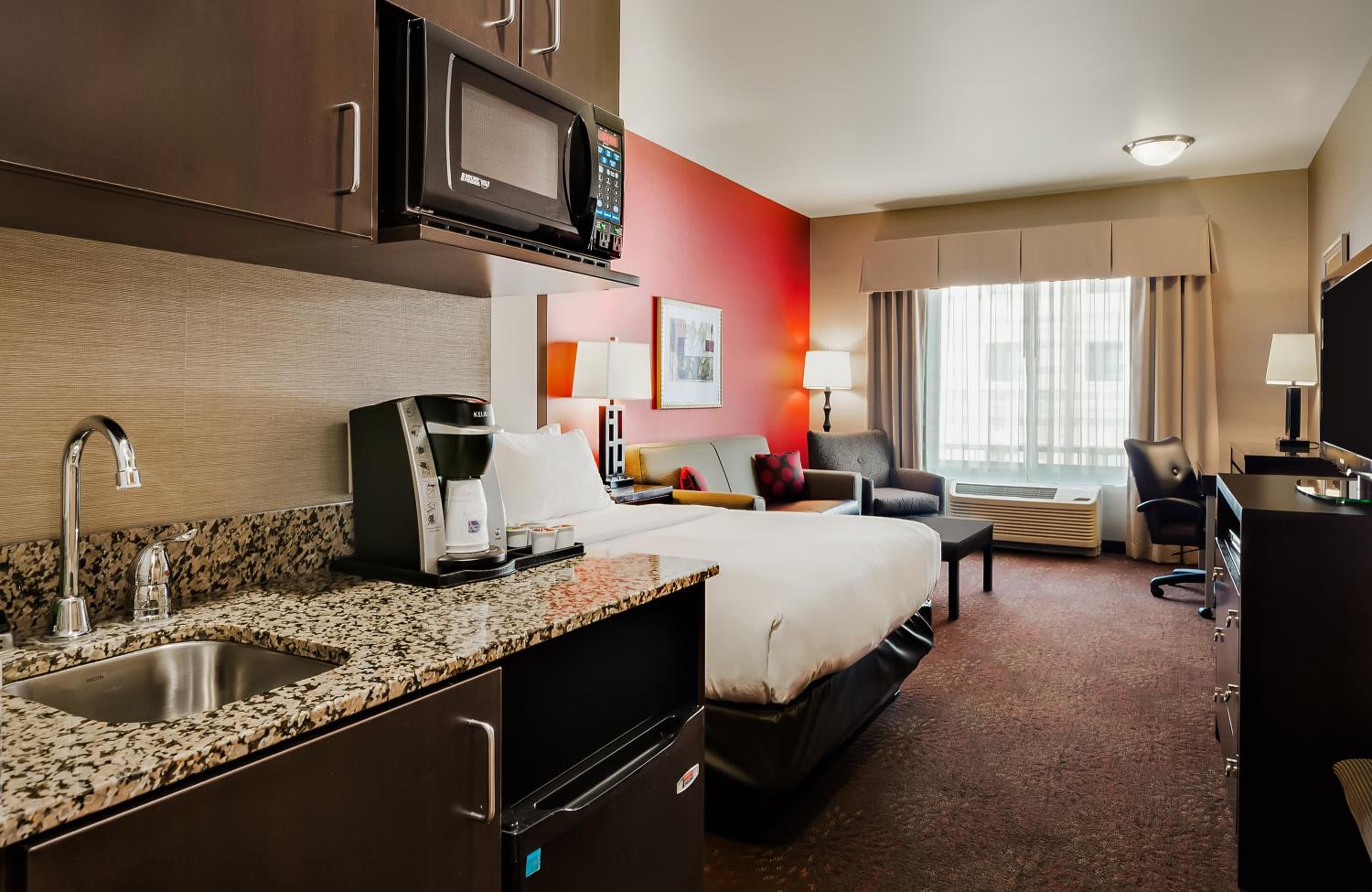 Deluxe Family Suite - Photo 3