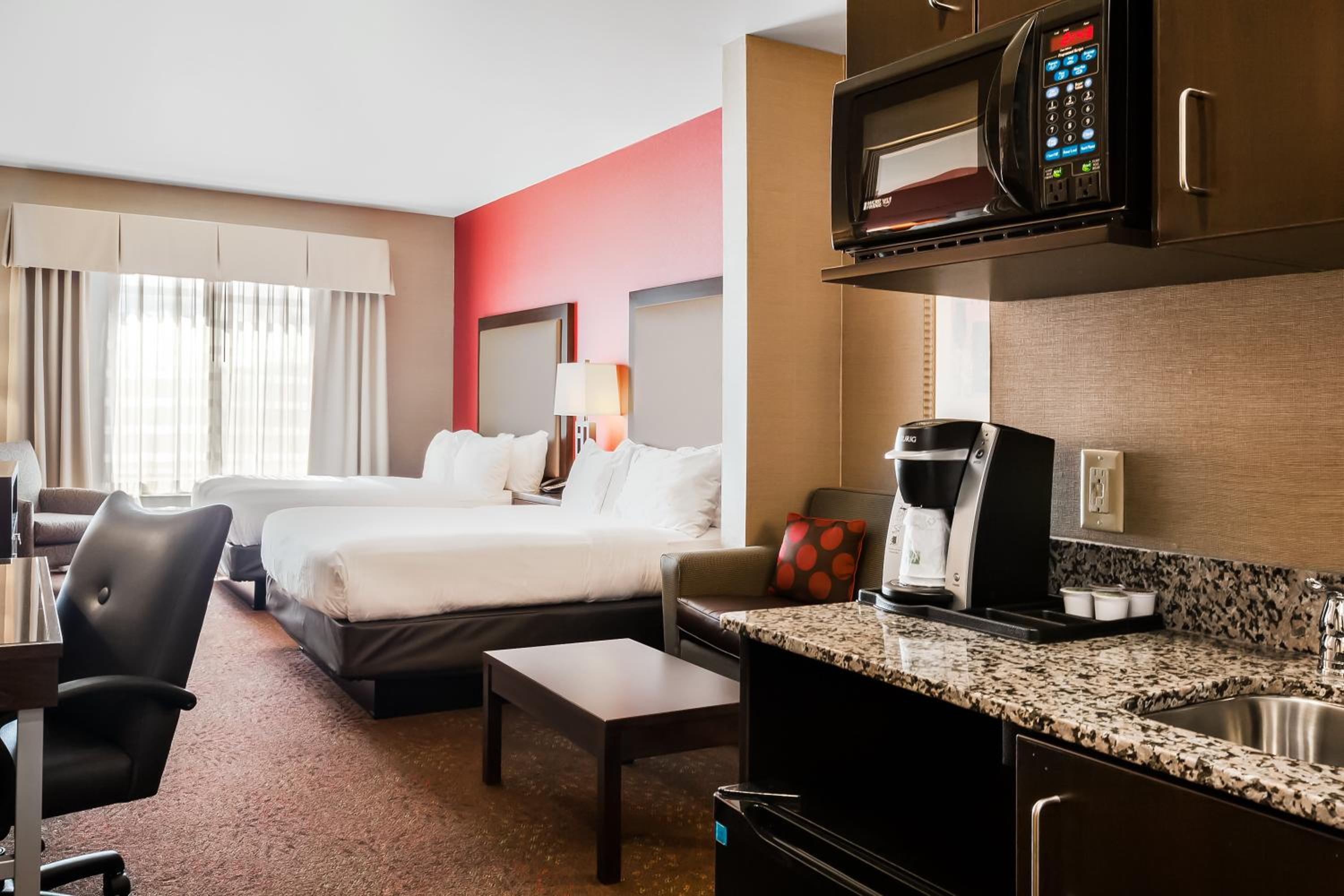 Suite with Two Queen Beds - Photo 3