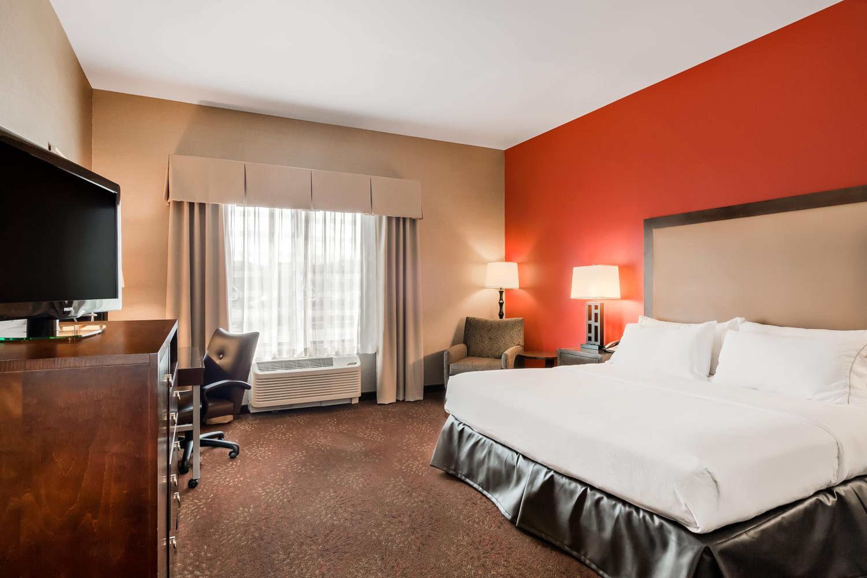Standard King Room with Roll-In Shower - Communications Access - Photo 3
