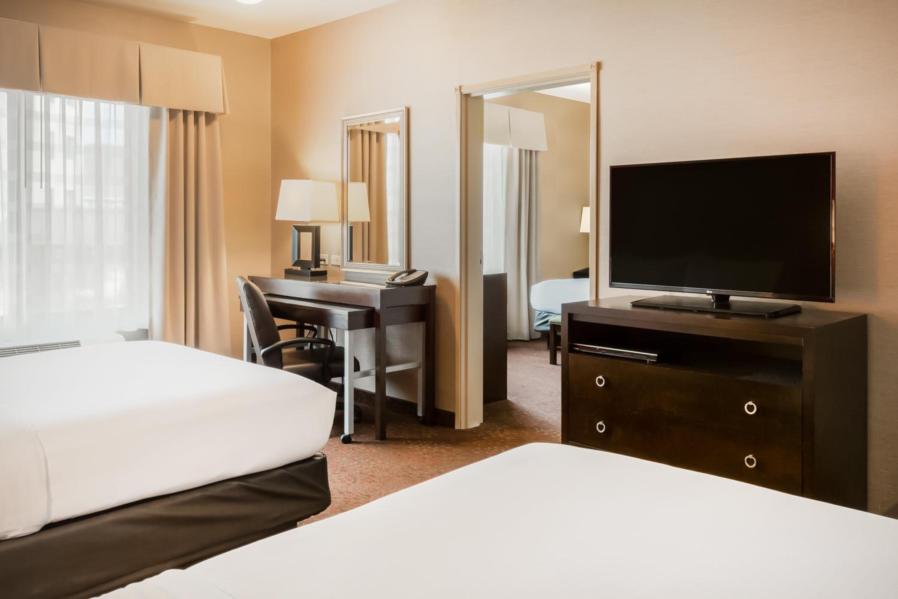 Two-Bedroom Suite with One King and Two Queen Beds - Photo 3