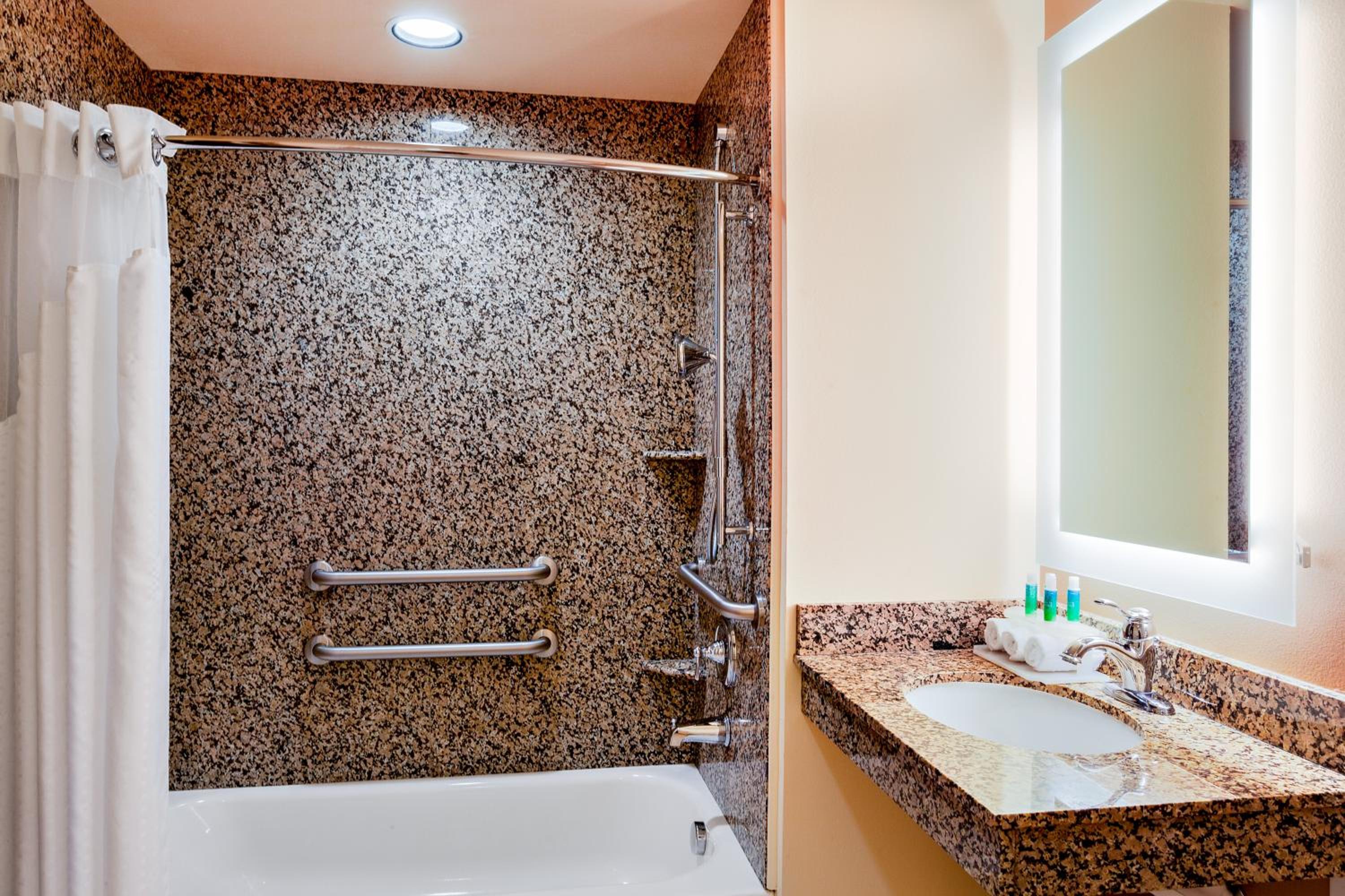 Queen Suite with Two Queen Beds and Mobility Accessible Bathtub - Non-Smoking - Photo 4